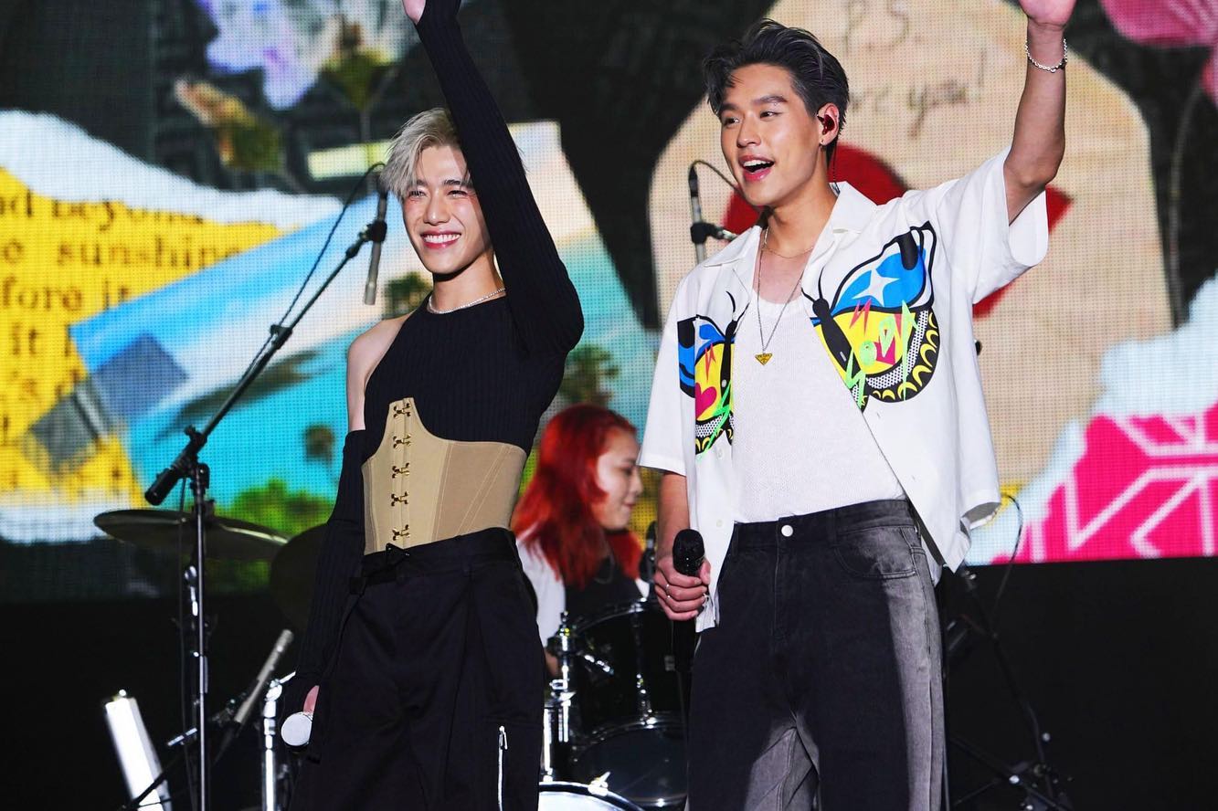 PP與Billkin在日本知名音樂節演出，PP的服裝不好駕馭，但很引人注目。（@pp.kritt IG ）