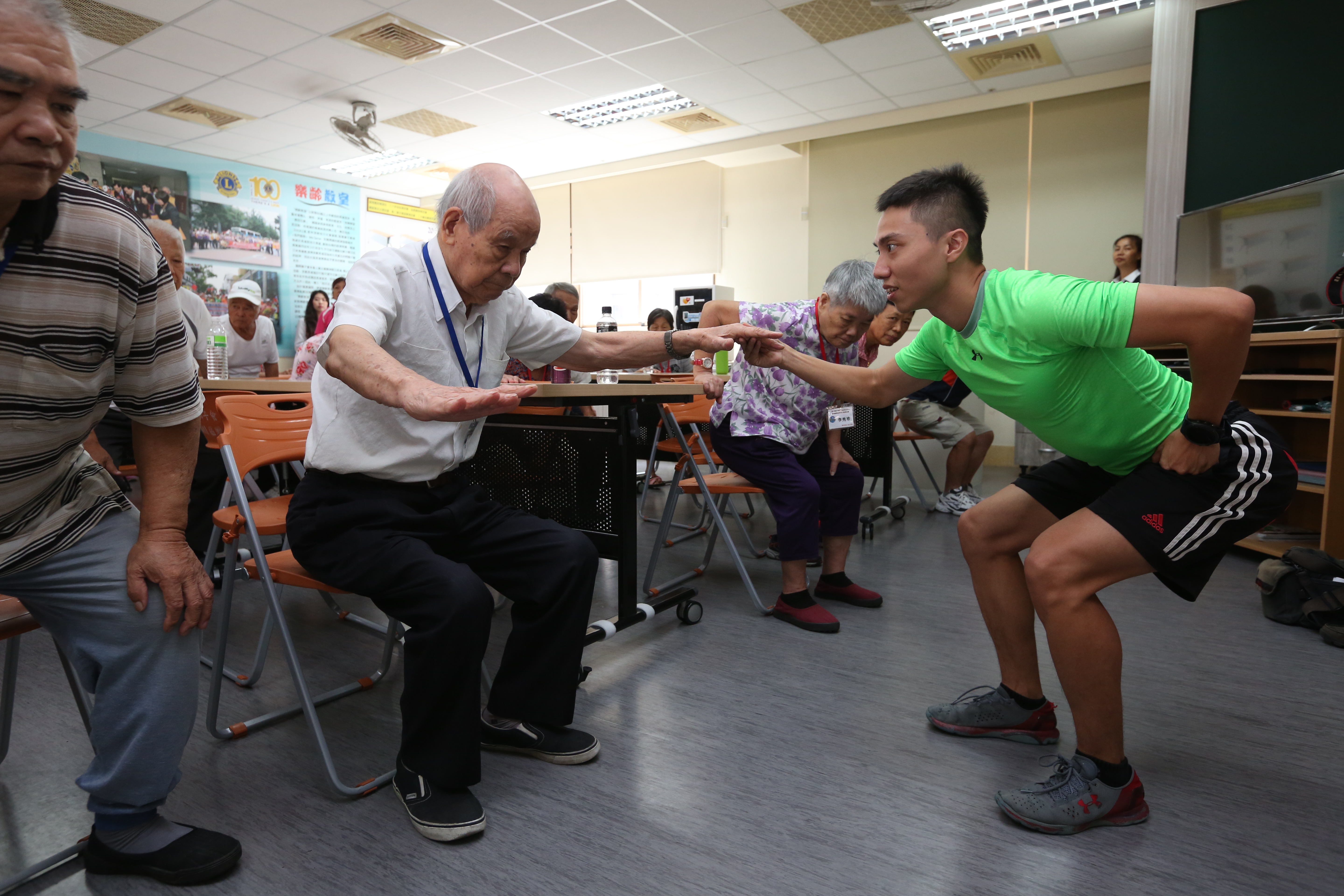隨著老年人口快速攀升，幼年與老年人口將於2060年開始超過工作年齡人口。（本刊資料照）