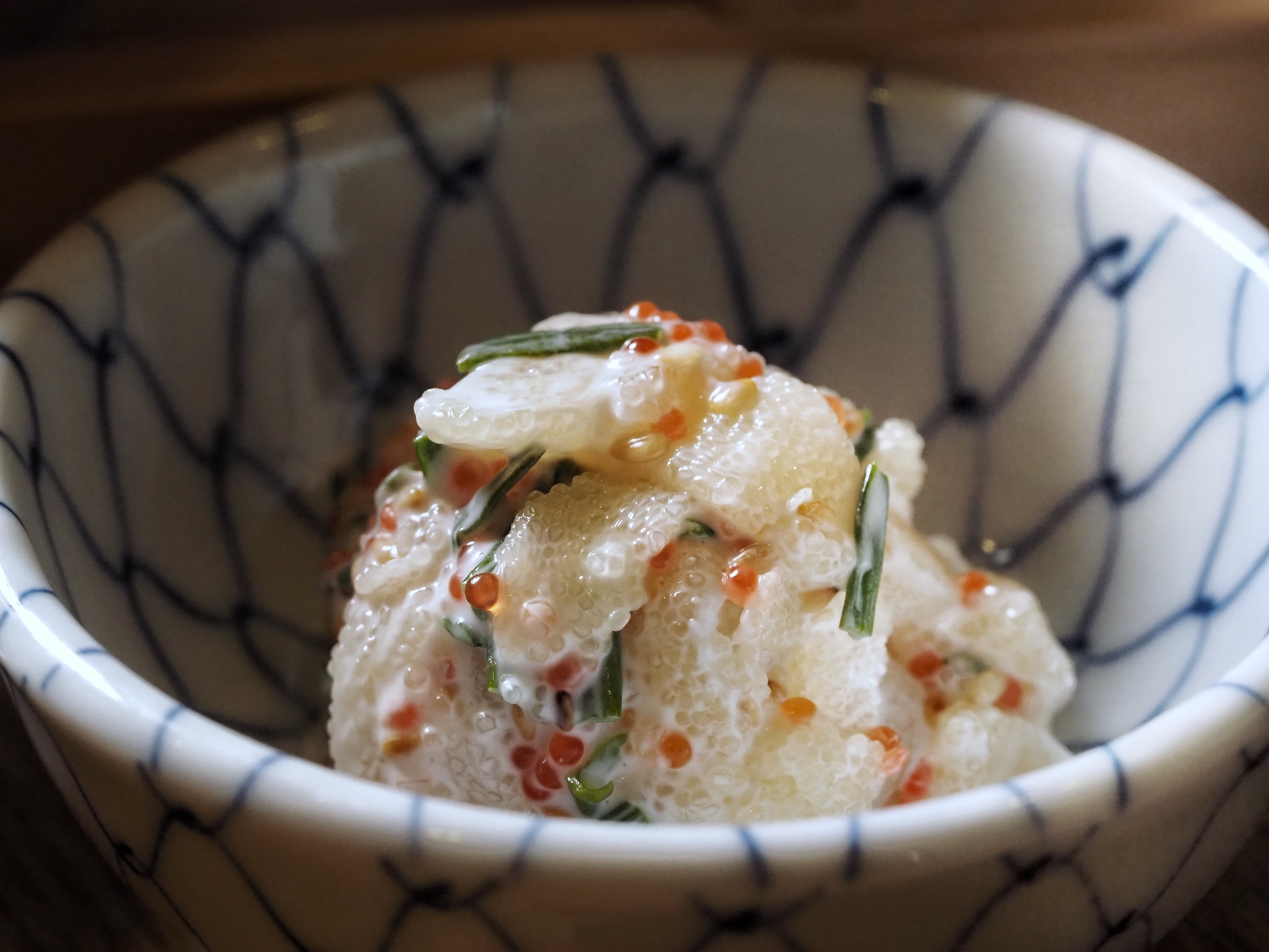 前菜是脆口的鯡魚卵小菜。（帝王蟹五品御膳內容）