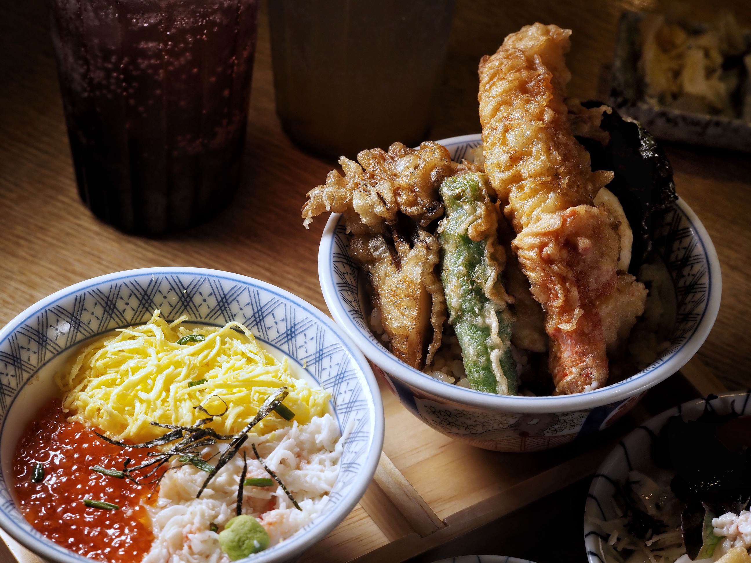 「帝王蟹三彩丼」（左）口感蓬鬆甜潤；「帝王蟹天丼」（右）則同樣有半熟蛋的濃滑滿足。（皆為帝王蟹五品御膳內容）