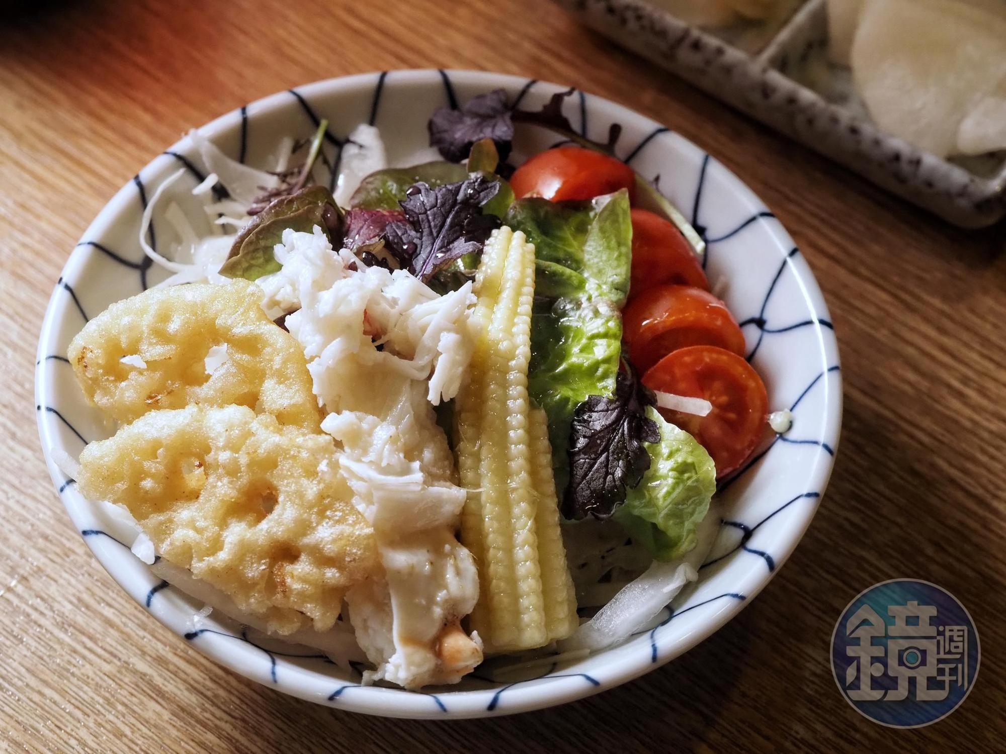 爽脆Baby生菜和嫩甜蟹肉的組合非常清爽。(帝王蟹五品御膳內容)