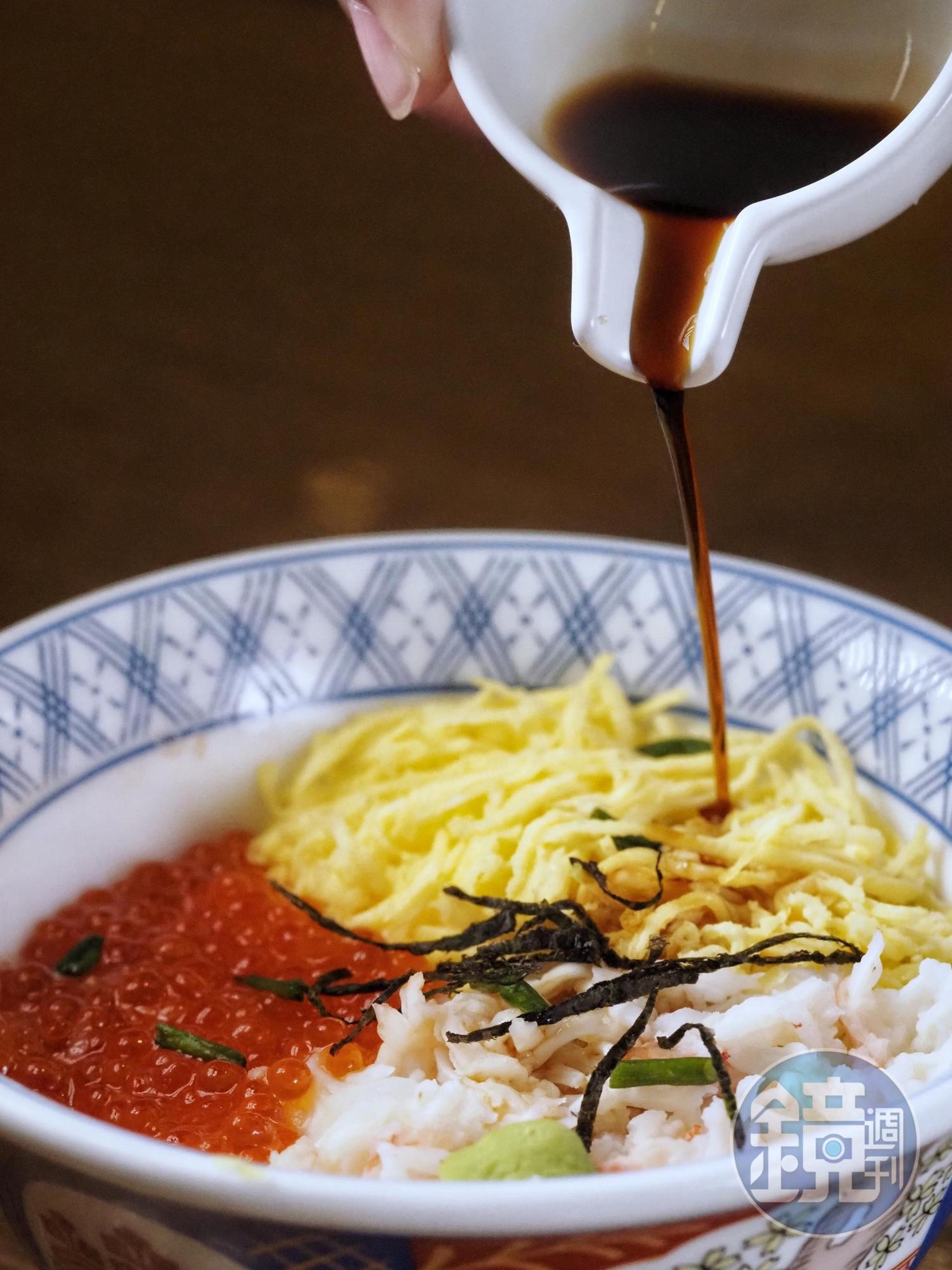 三彩丼還可依個人喜好淋上特製醬油提味。