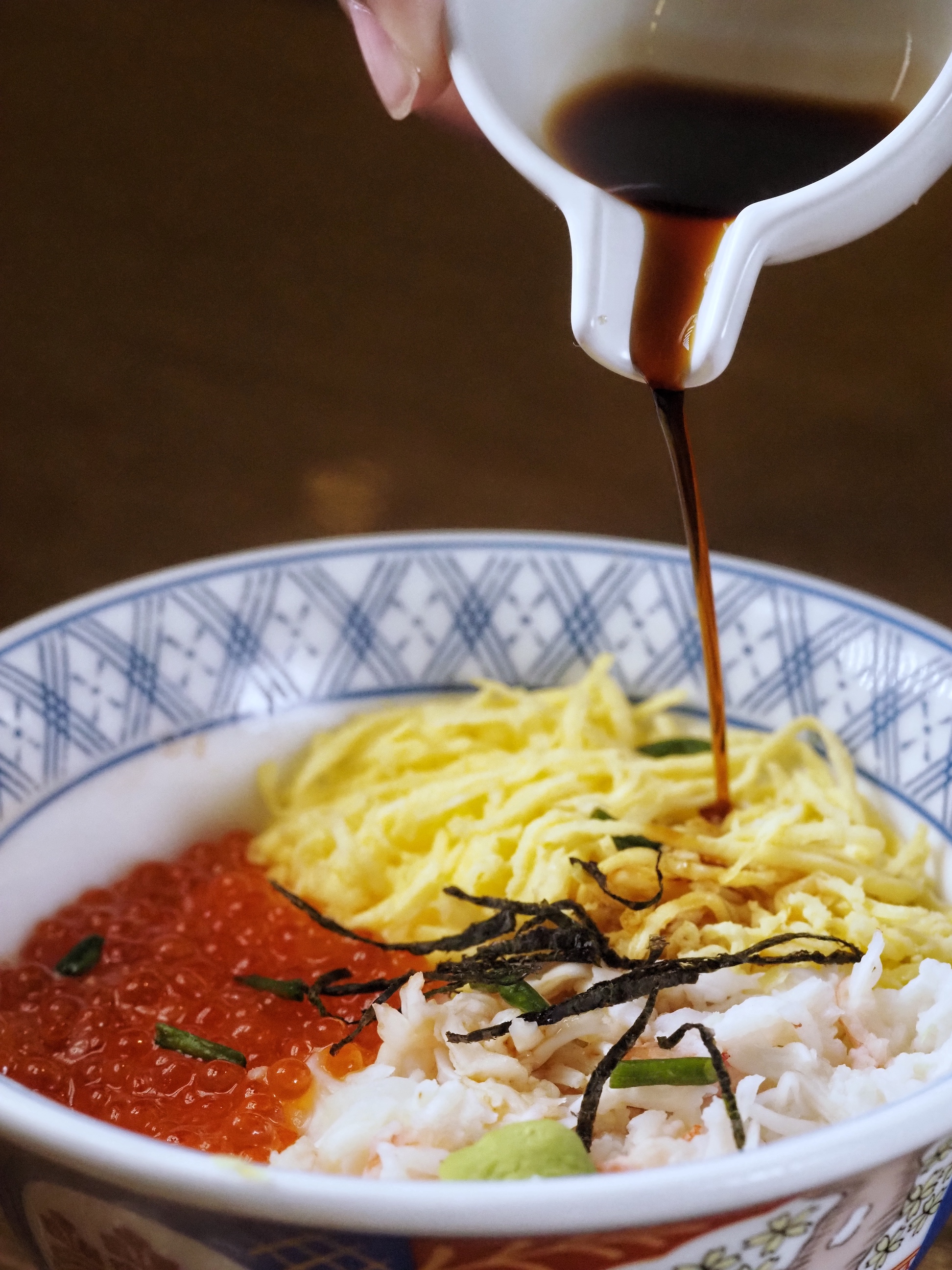 三彩丼還可依個人喜好淋上特製醬油提味。