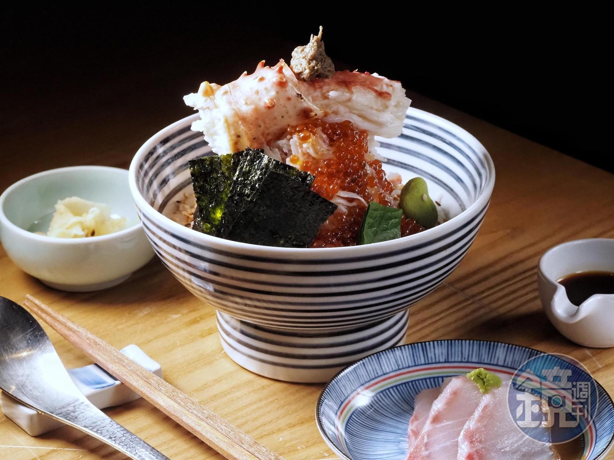 辻半的「珠寶盒海鮮丼 雪」以蟹膏和帝王蟹腿壓頂,海鮮團子拌入滿滿蟹肉,讓蟹控大滿足。(999元/份)