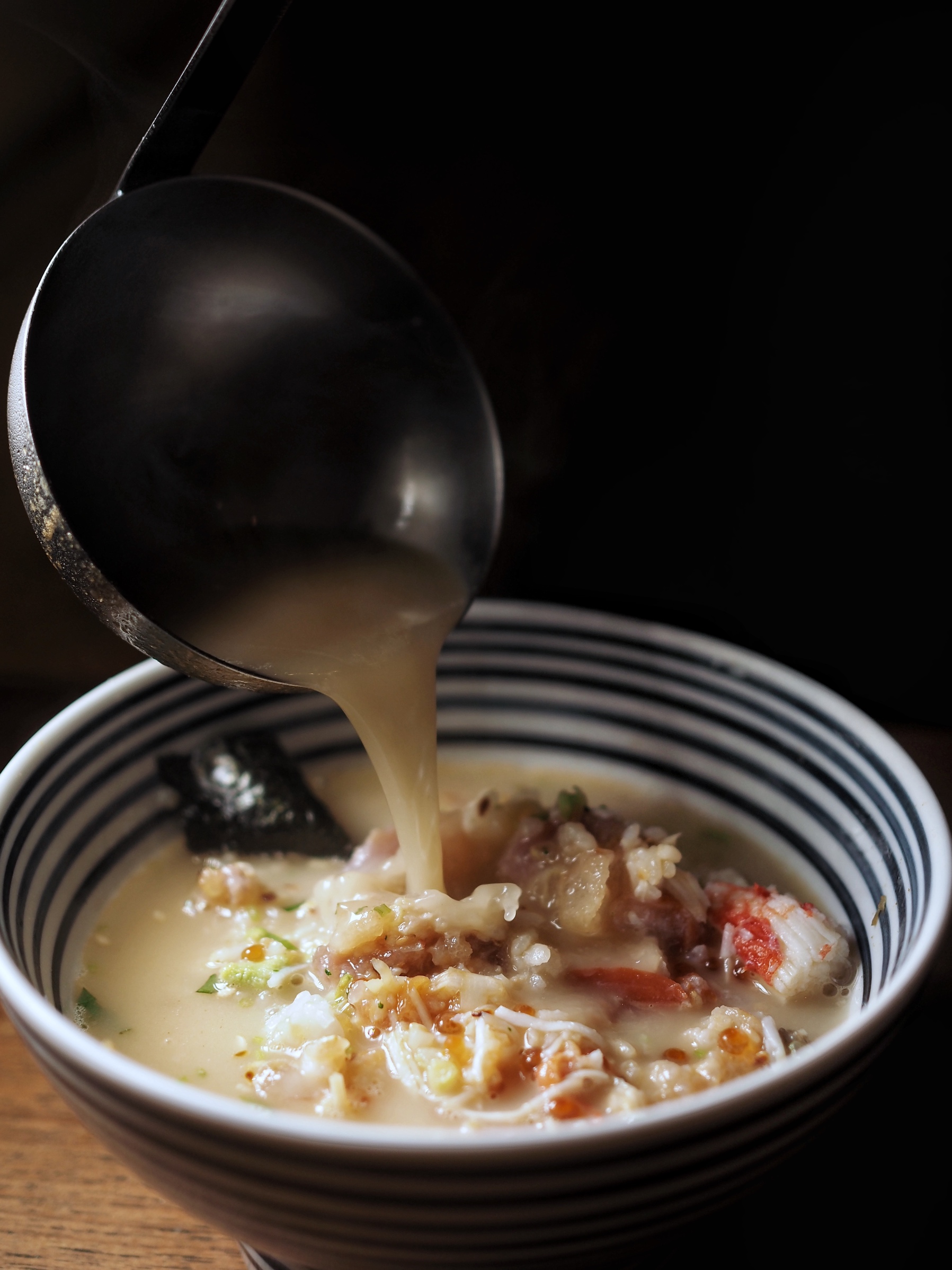 吃到一半還可沖入招牌真鯛高湯，一丼二吃。