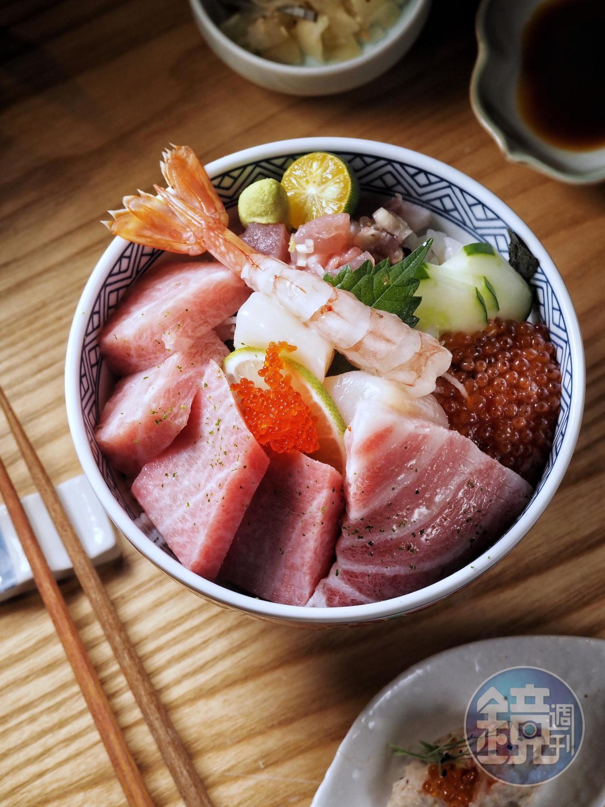 食材來自日本的「極上 日本黑鮪丼」能一次品嘗赤身、中腹、大腹的極致美味。(1,299元/份)