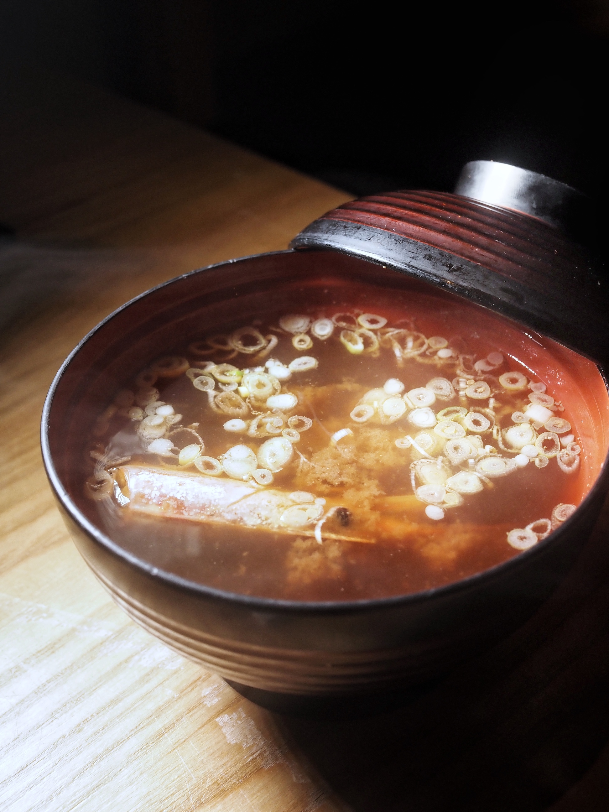 日本黑鮪丼的附湯是蝦味濃郁飽滿的蝦頭味噌湯。