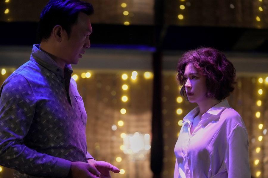 黃信堯(左)在《初戀慢半拍》中飾演鋼琴酒吧客人,主動邀徐若瑄(右)在舞池共舞卻別有目的。(甲上提供)