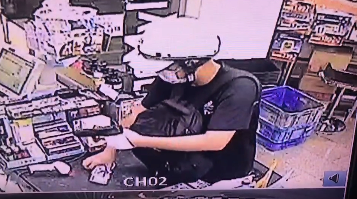 凶嫌逃逸後，疑似持警用手槍，於深夜搶劫的監視器畫面曝光。（記者爆料網提供）