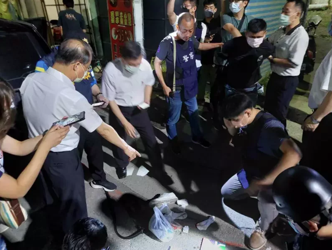 警方在林嫌身上起初警槍及18發子彈。(台南市警察局提供)