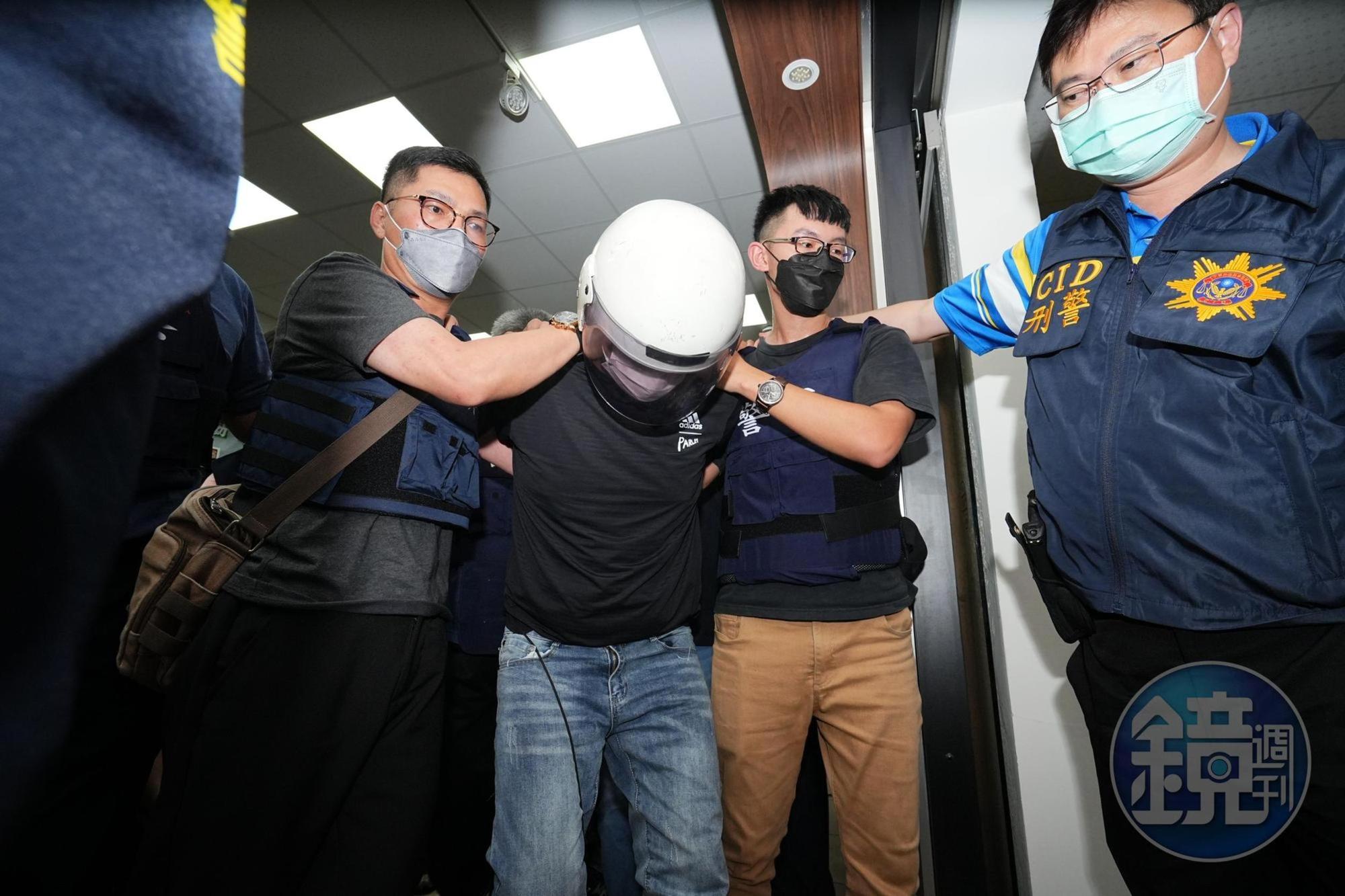 惡徒林信吾狠殺2警察，落網時供稱是因被噴辣椒水造成眼睛不適，才會亂揮刀。