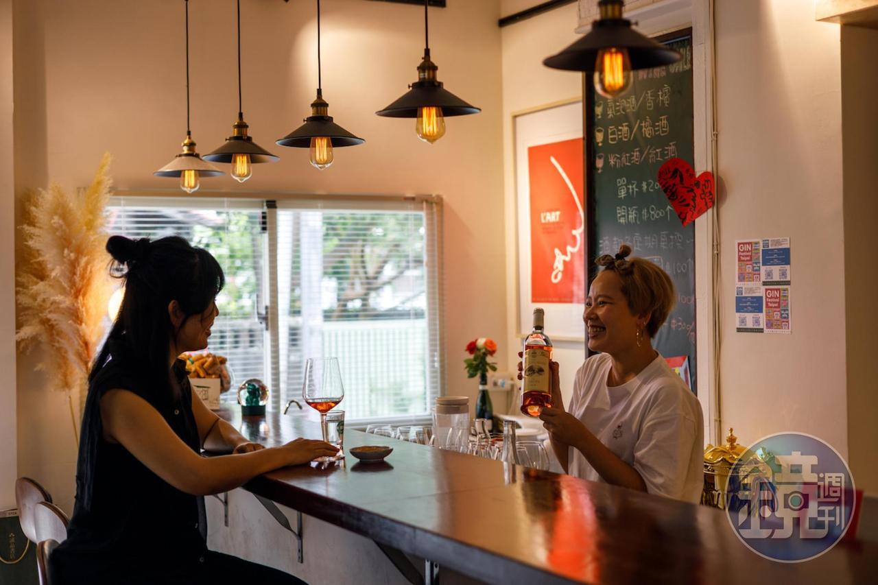 自從花蓮有了葡萄酒吧「雪莉Wine Only」和獨立書店「一本書店」之後，從此我想到的花蓮，有大山、大海，有書，還有雪莉。