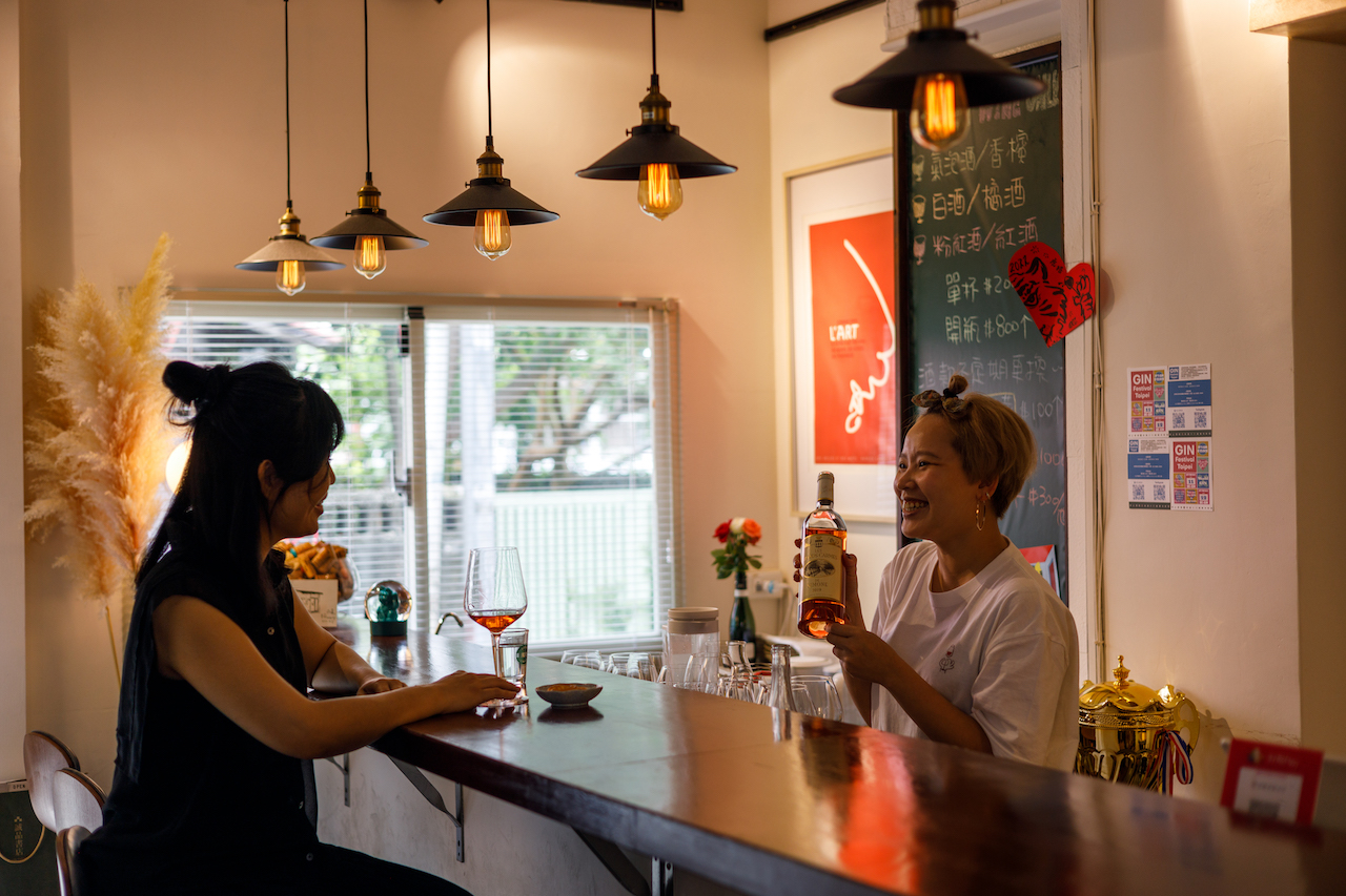 自從花蓮有了葡萄酒吧「雪莉Wine Only」和獨立書店「一本書店」之後,從此我想到的花蓮,有大山、大海,有書,還有雪莉。