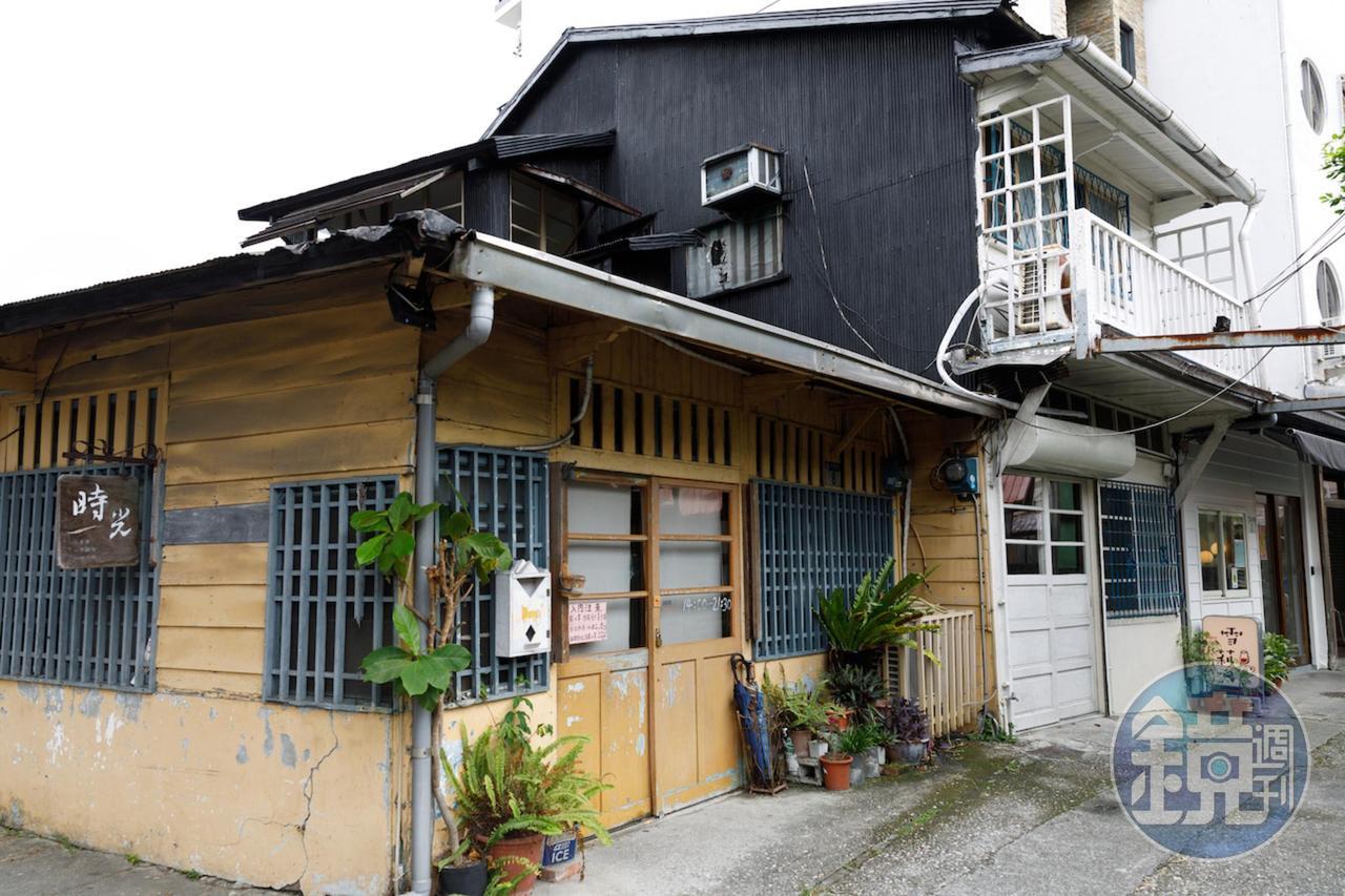 位在知名地標「時光二手書店」旁的「雪莉Wine Only」，是近來東台灣的話題酒吧。