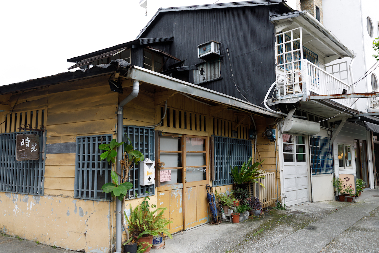 位在知名地標「時光二手書店」旁的「雪莉Wine Only」,是近來東台灣的話題酒吧。