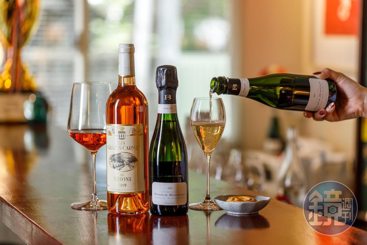 來到好山好水的花蓮，值得開瓶節慶型的香檳「NV Franck Bonville Blanc de Blancs Demi-Sec 375ML」（右，1,250元／瓶）或粉紅酒「2019 Grands Carmes de Simone IGP Rose」（左，1,750元／瓶），以愉悅歡樂頌讚假期。