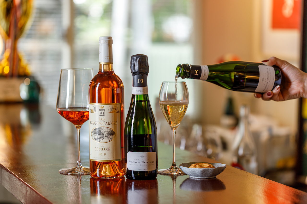 來到好山好水的花蓮,值得開瓶節慶型的香檳「NV Franck Bonville Blanc de Blancs Demi-Sec 375ML」(右,1,250元/瓶)或粉紅酒「2019 Grands Carmes de Simone IGP Rose」(左,1,750元/瓶),以愉悅歡樂頌讚假期。