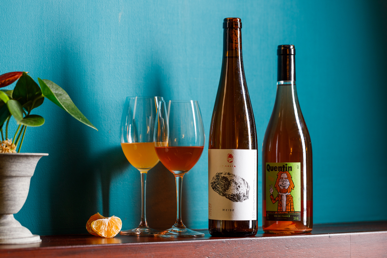 柑橘風味的「Domaine de la Chappe Quentin 2020」(右,2,150元/瓶),鮮酸明亮很開胃,適合夏季品飲;「Weiss 2019」(左,1,200元/瓶)香氣強烈、帶瓜果氣味。