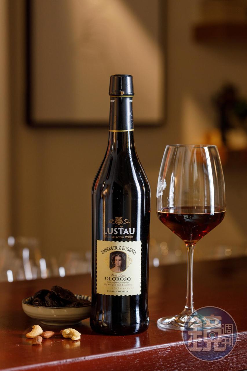 乾型雪莉酒「NV Lustau Sherry Very Rare Oloroso Emperatriz Eugenia」，入口俐落乾淨。（1,400元／瓶）