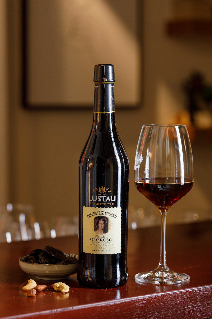乾型雪莉酒「NV Lustau Sherry Very Rare Oloroso Emperatriz Eugenia」,入口俐落乾淨。(1,400元/瓶)