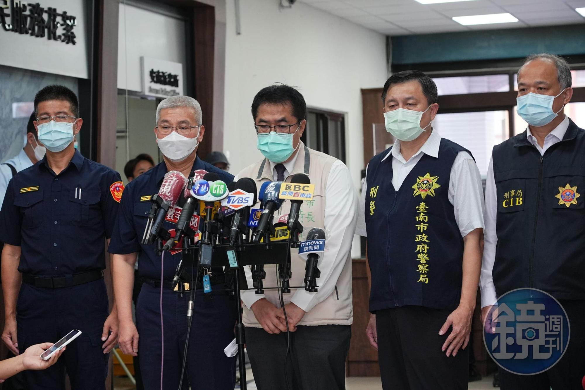 割喉殺警案凶嫌落網，今早台南市長黃偉哲（中）也抵達警局召開記者會，表示「沒有一絲喜悅」。