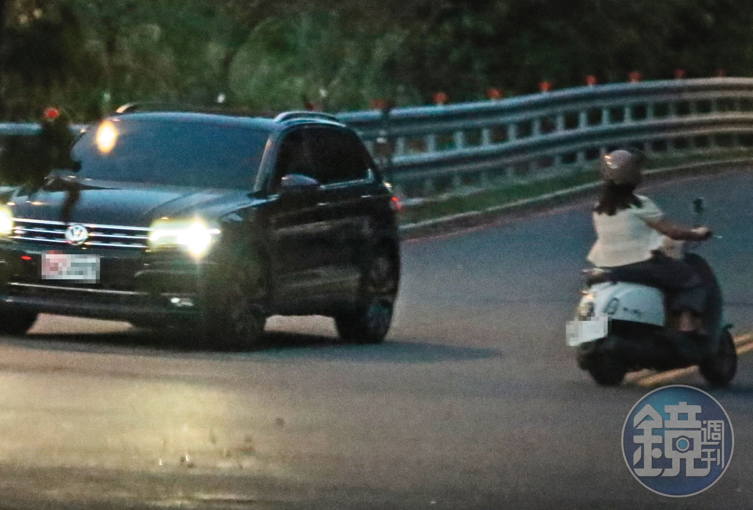 18：40 深山祕密約會完，楊晴與羅平又駕著原車，消失在夜色之中。