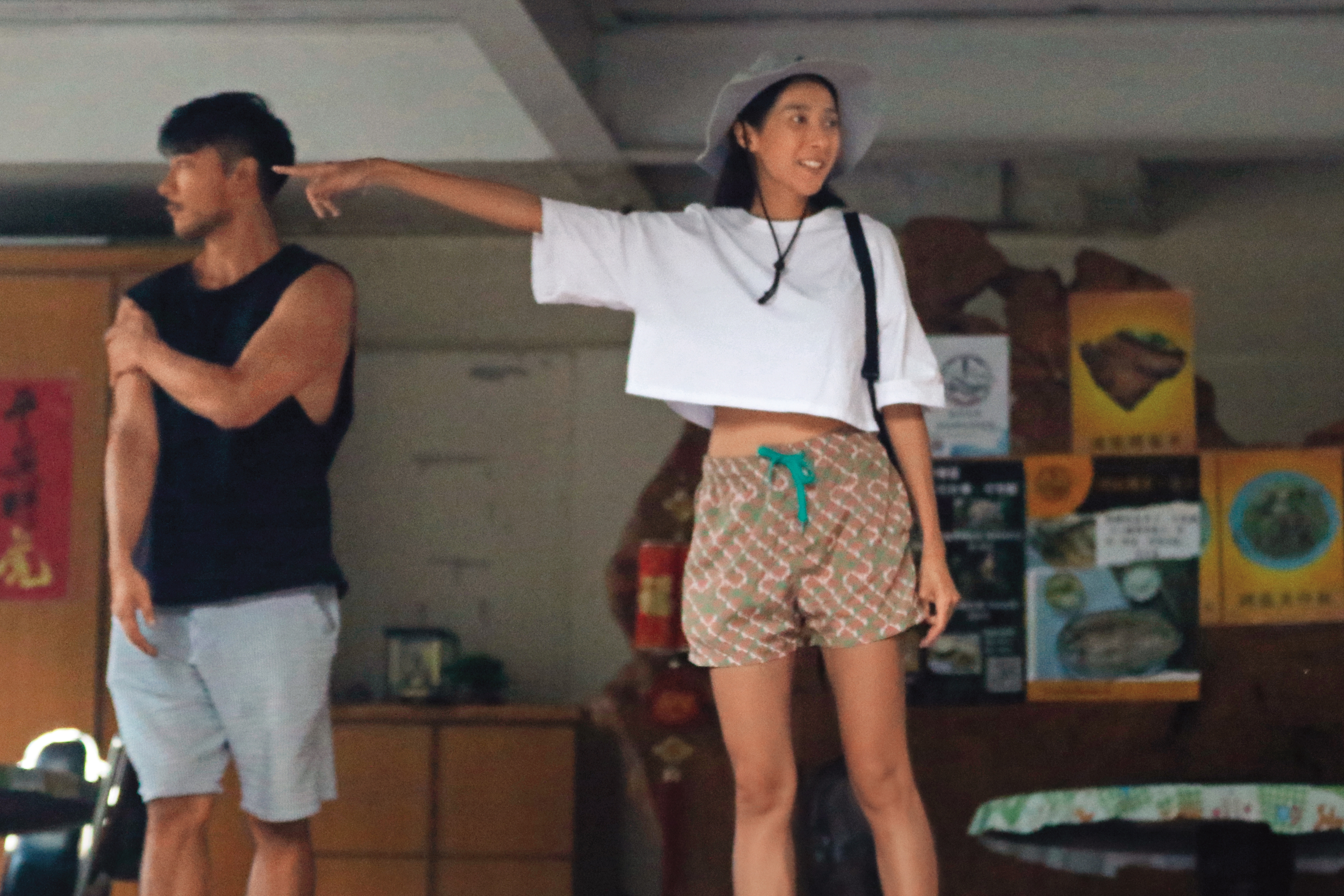 8/15 17：16 進了餐廳後，楊晴（右）與羅平（左）顯得輕鬆許多，並跟老闆寒暄。