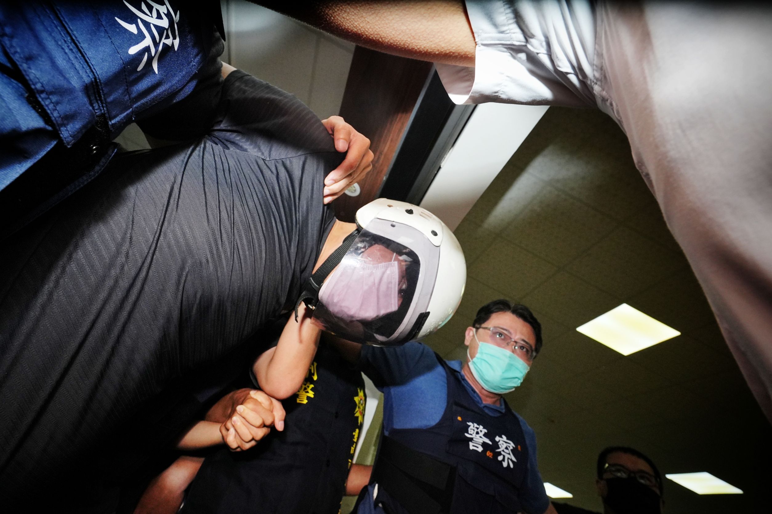 台南殺警凶嫌林信吾今早遭移送。