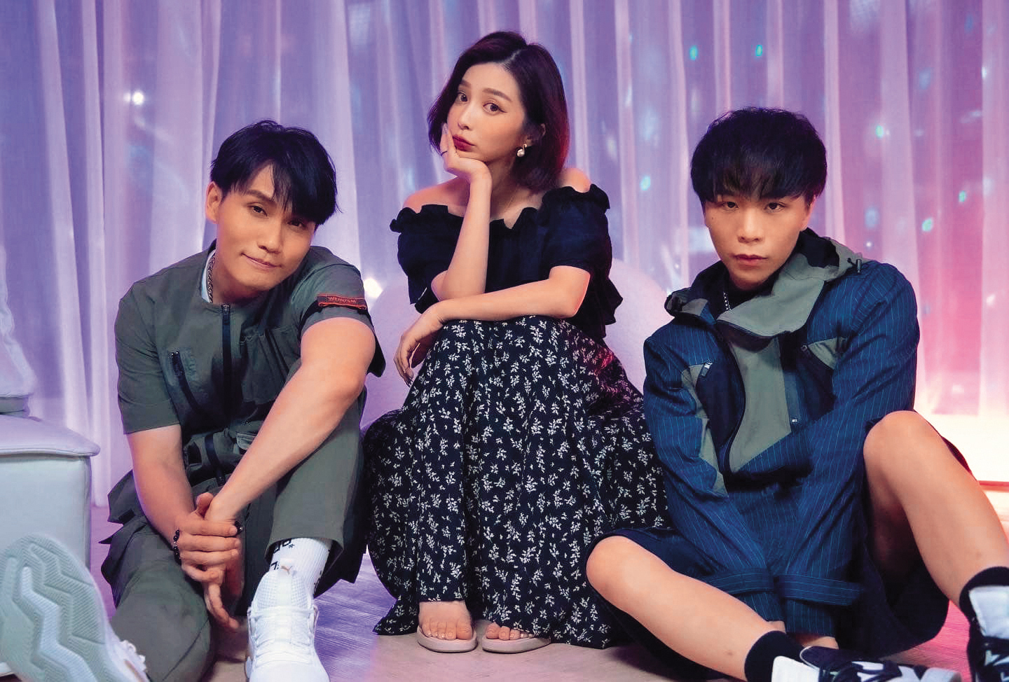 去年由派翠克（右）親自填詞、和周定緯（左）合唱的〈喜歡一個人〉，就是由彤羽（中）擔綱MV女主角。（翻攝自派翠克臉書）