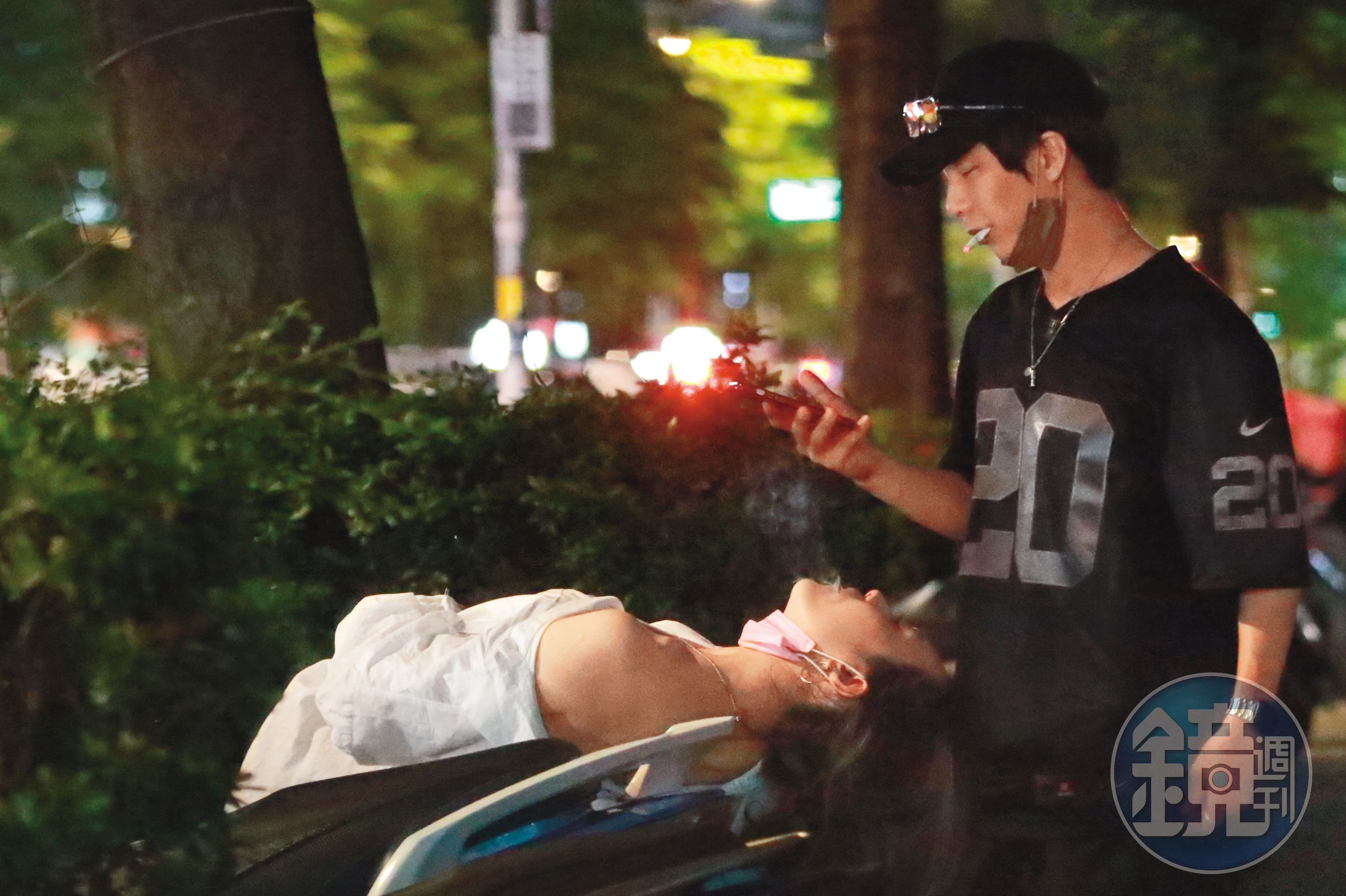 7/30 04：50 不勝酒力的白衣女，整個人後仰倒在路邊機車上。