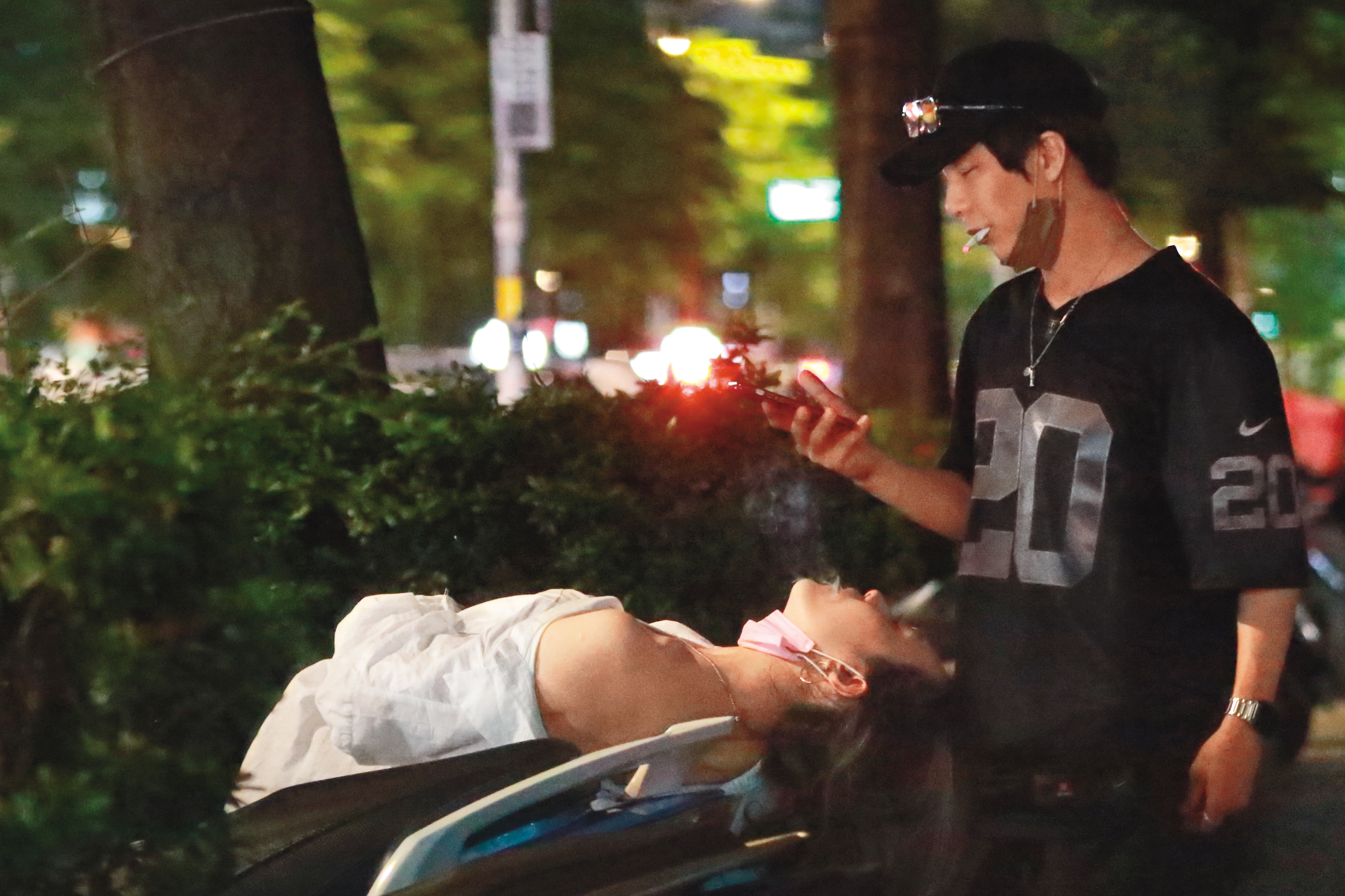 7/30 04：50 不勝酒力的白衣女，整個人後仰倒在路邊機車上。
