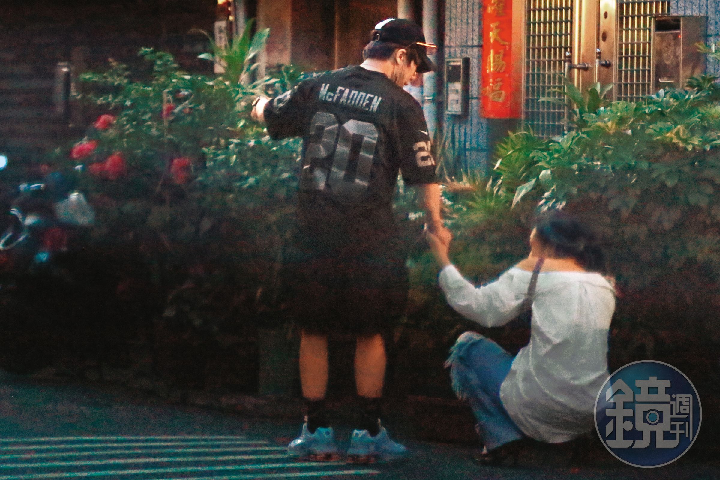7/30 05：04 派翠克最後將白衣女打包帶回家，女方一度蹲在路上走不動。