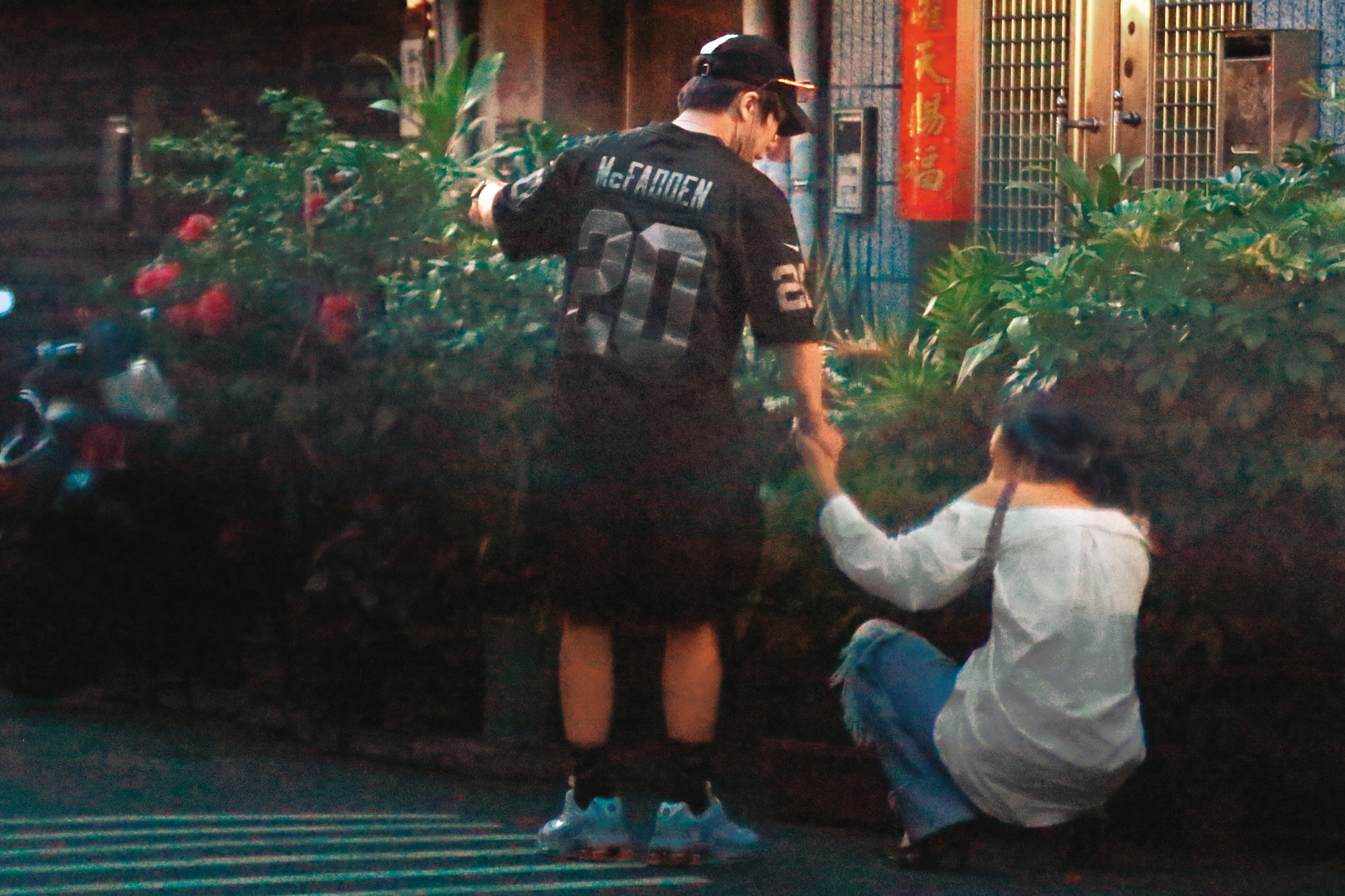 7/30 05：04 派翠克最後將白衣女打包帶回家，女方一度蹲在路上走不動。