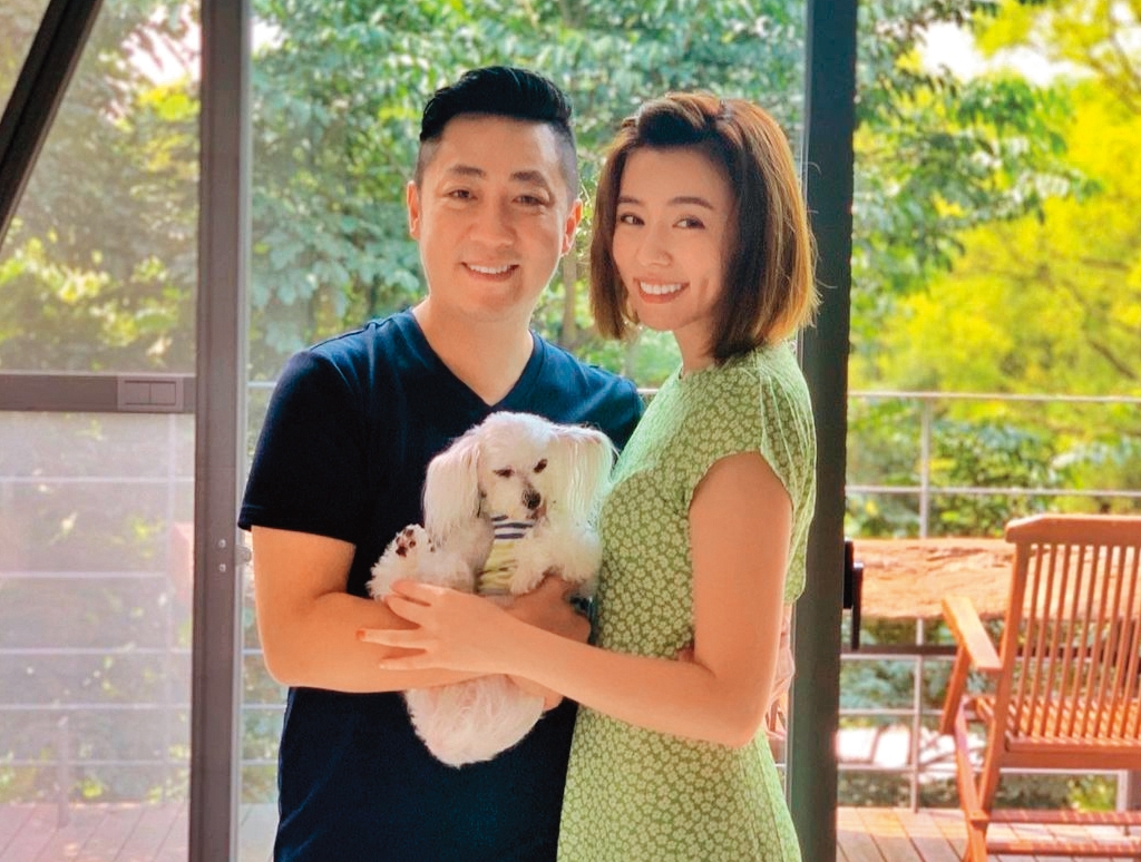 王瞳（右）與艾成去年帶愛犬哈魯到中部度假，慶祝交往10週年。（翻攝自艾成IG）