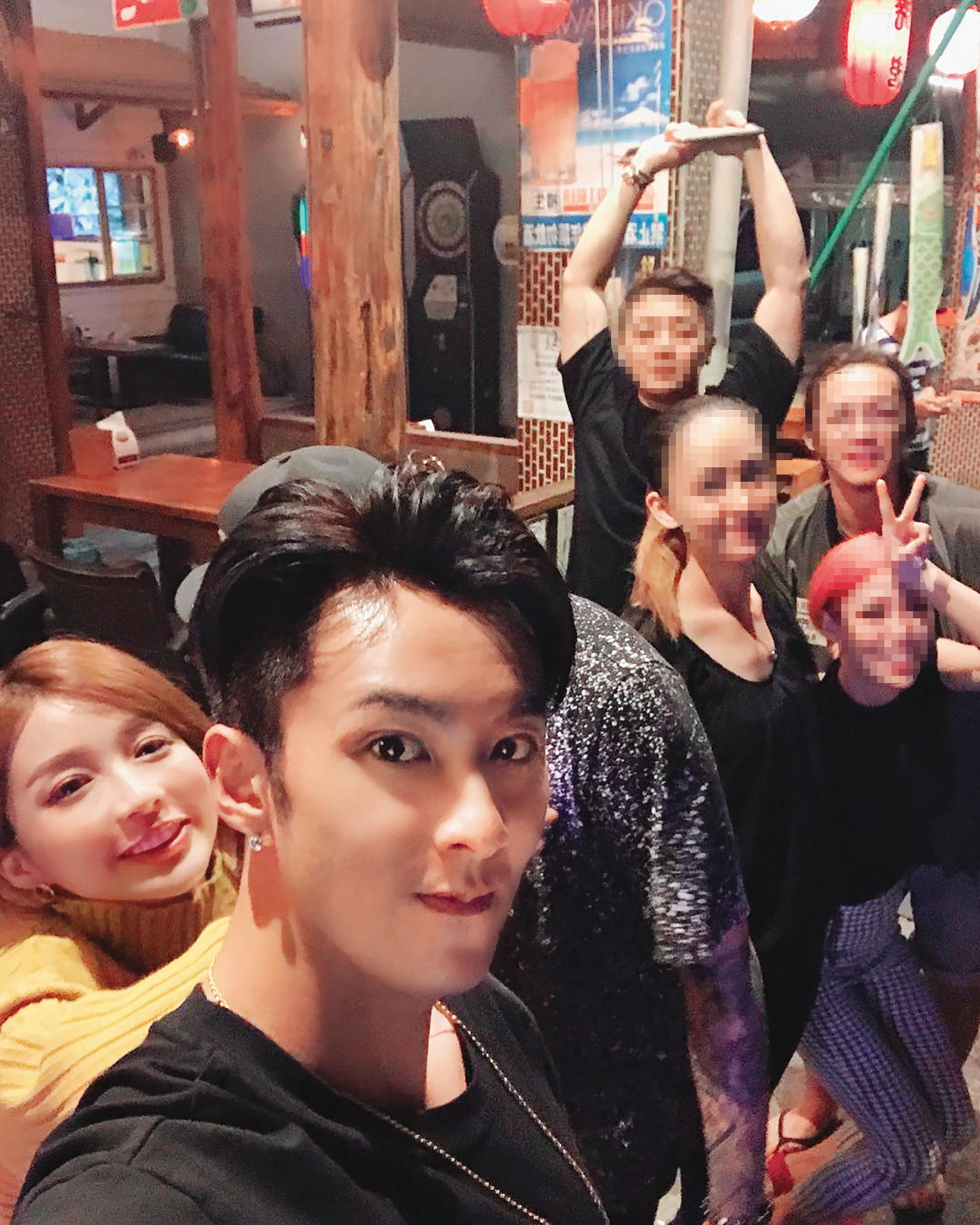 張雁名（左二）之前鬧出報警趕走前女友風波，網友曾在網路上討論該名前女友就是彤羽（左一）。（翻攝自彤羽IG）