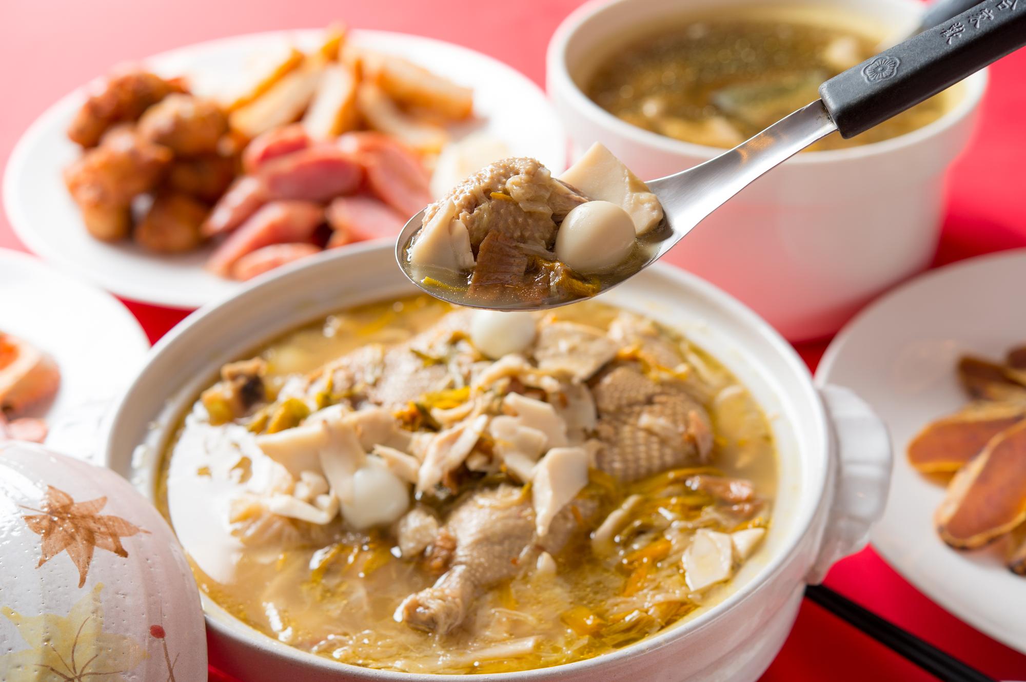 「阿美飯店」招牌砂鍋鴨。(本刊資料照)