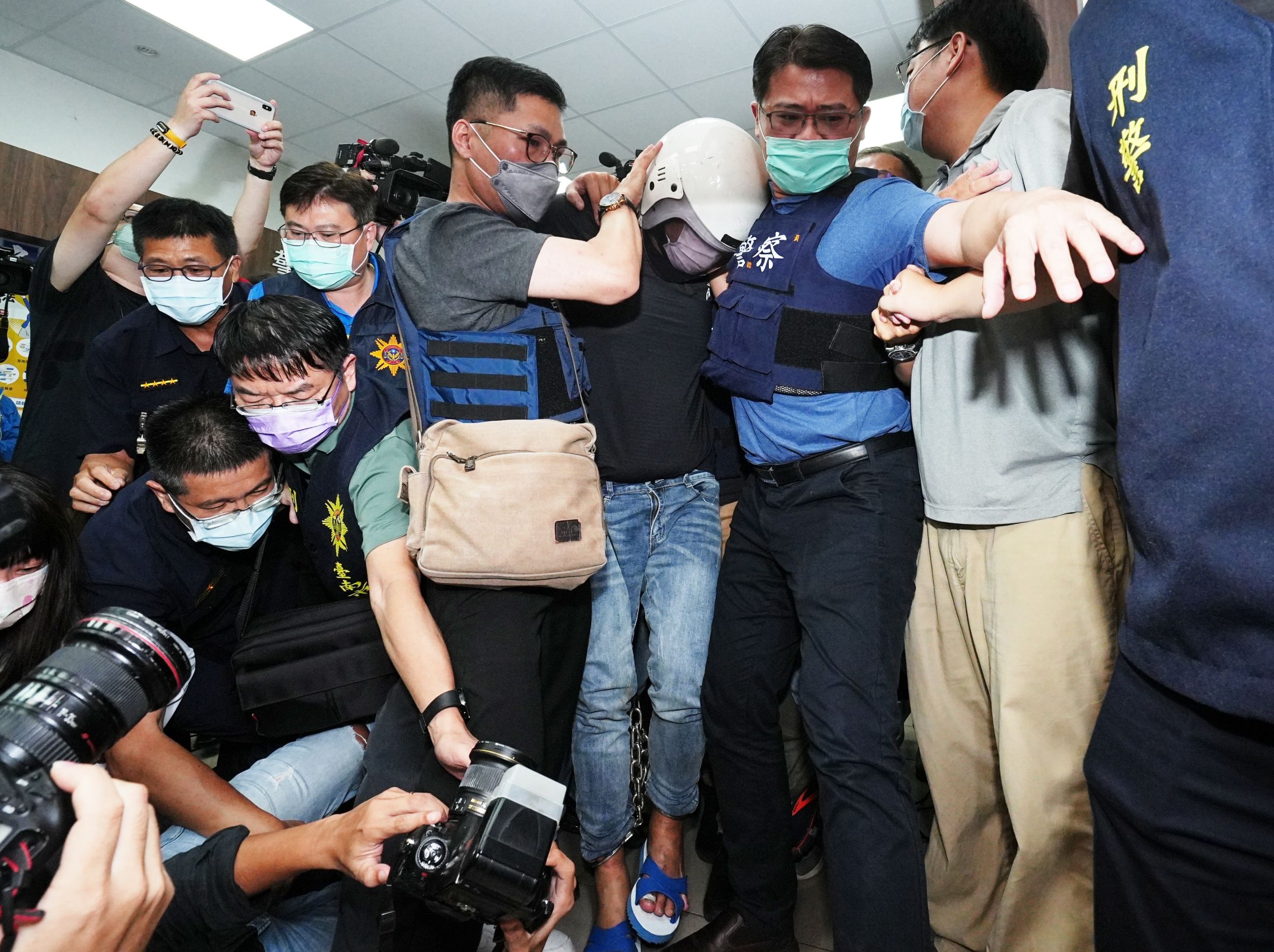 狠殺2警的凶嫌林信吾今晨落網。