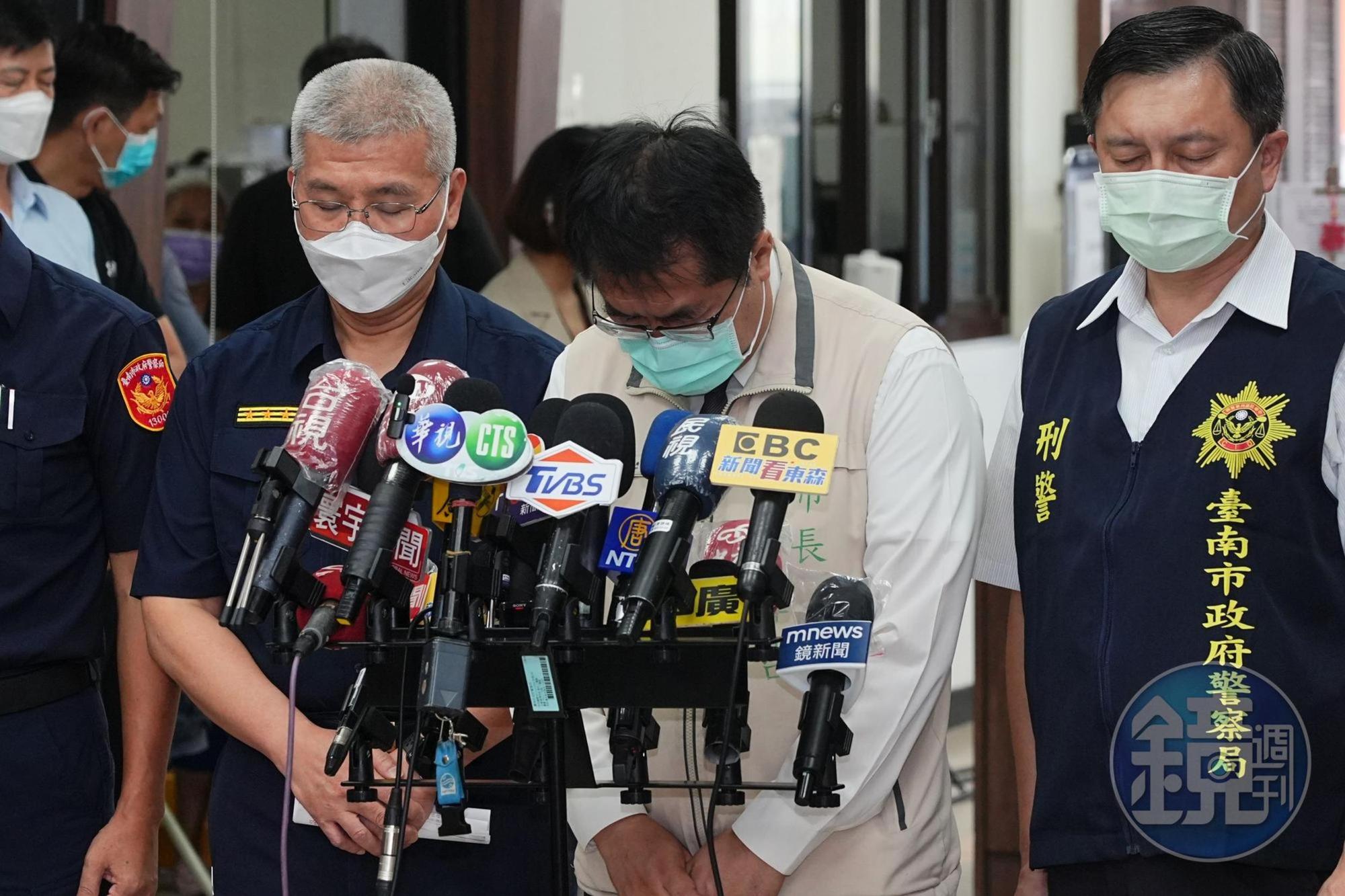 台南市長黃偉哲(中)今早舉行破案記者會,在現場為殉職員警默哀,後在議會也承諾可讓殉職的2人入祀忠烈祠。