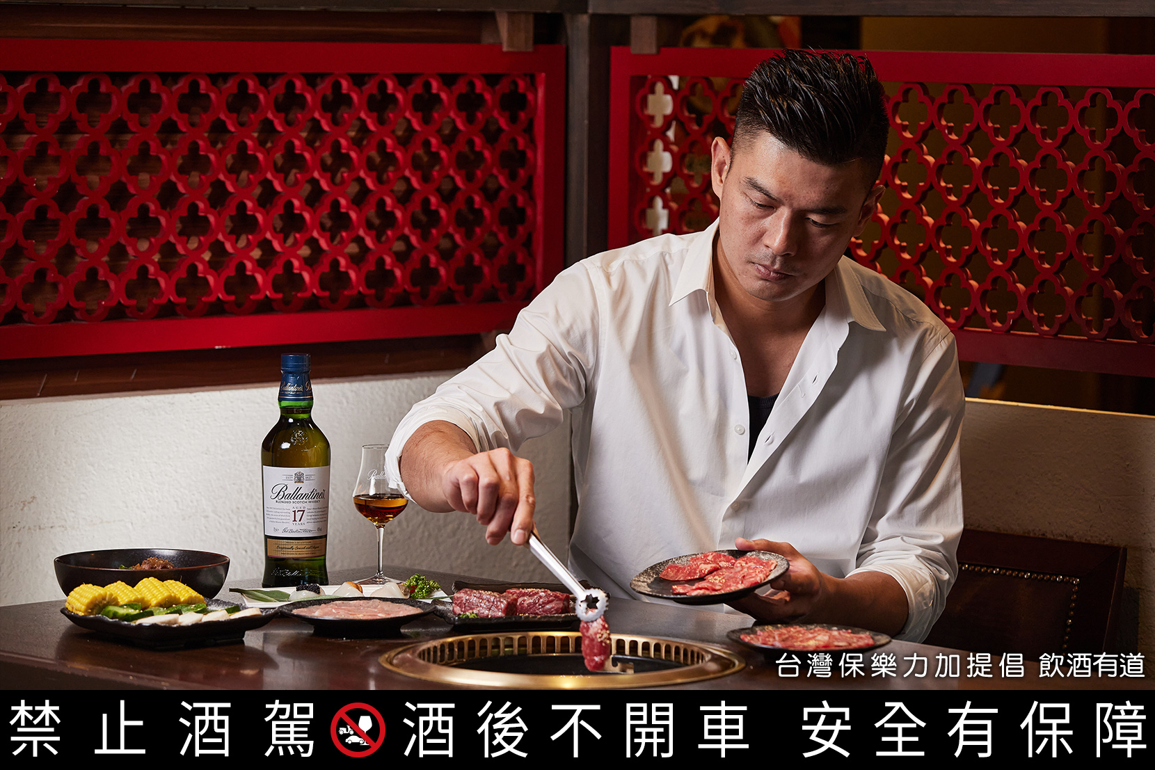 「胡同燒肉」董事長吳念忠在意食材品質控管，每片上桌的肉都標準化規定。