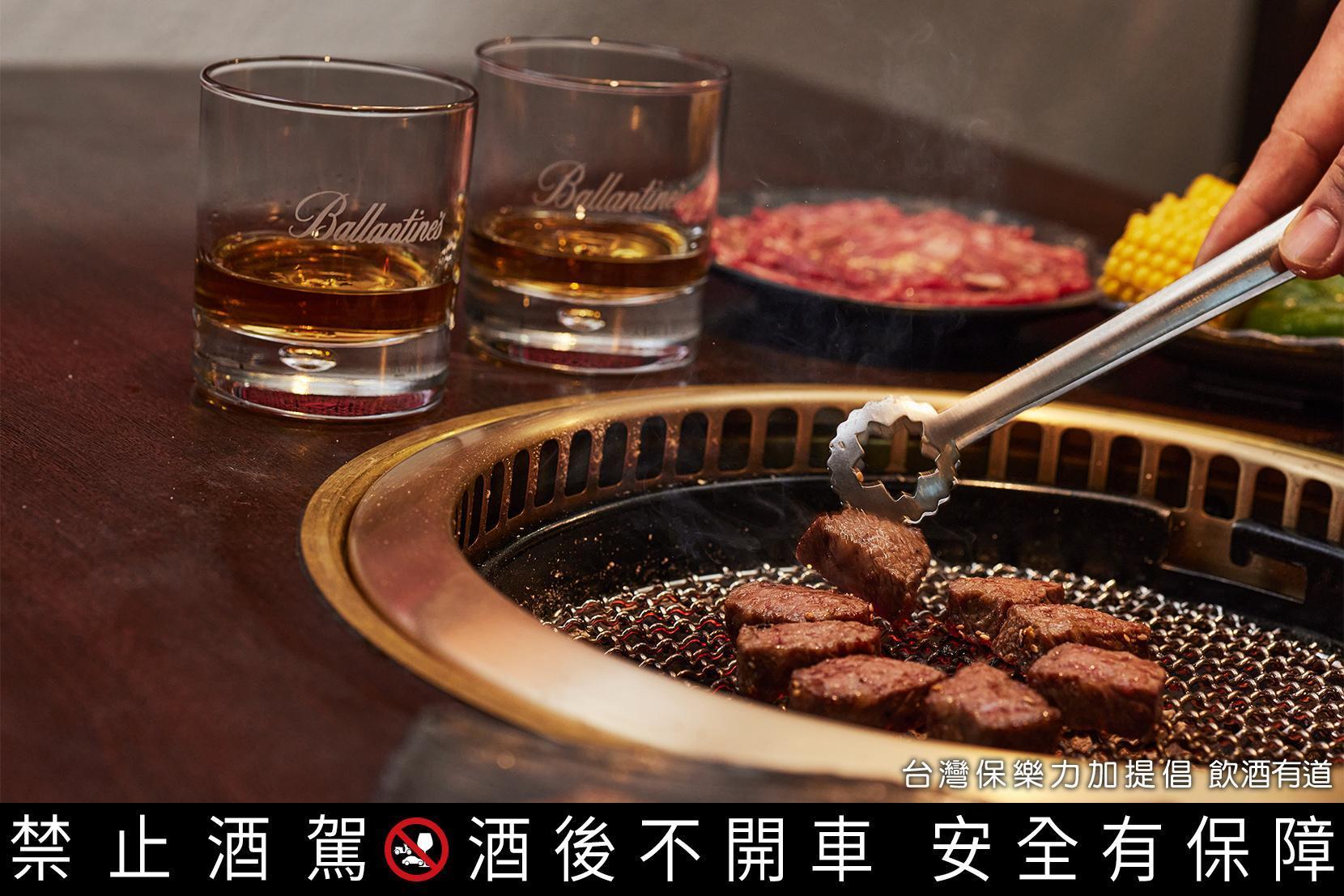 對服務的講究也是「胡同燒肉」一大特色,每換一道菜就更換烤網的堅持,除了守護客人健康、避免吃到焦黑的碎屑,也讓店內同仁刷時更簡便。