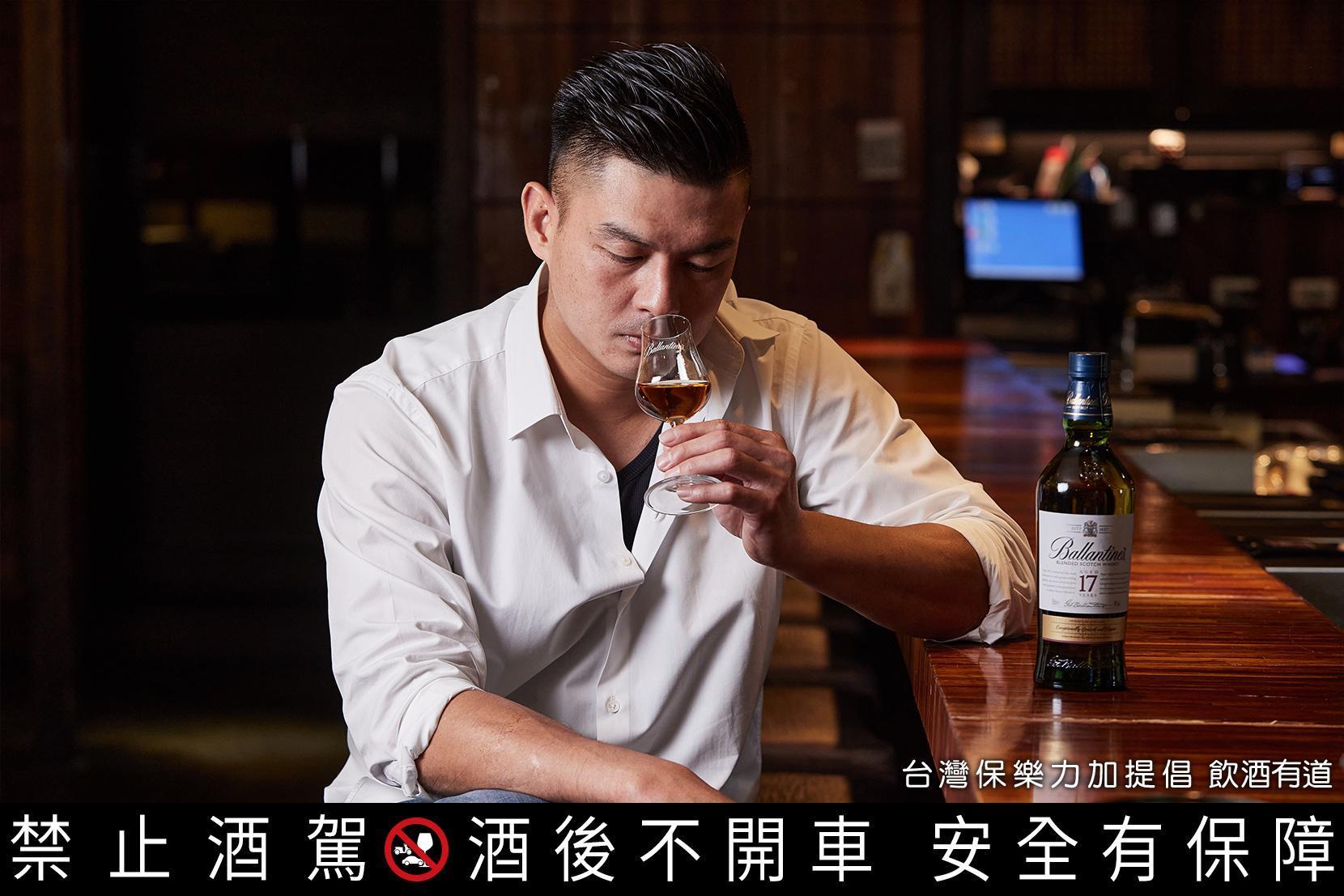 百齡罈17年滑順口感讓吳念忠相當驚艷,隱約的蜂蜜甜和香草香氣,營造味覺上的豐富層次,讓他再三回味。