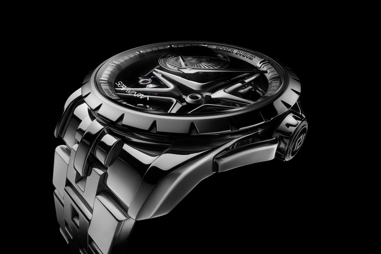 ROGER DUBUIS 攜手日本藝術家空山基，以他創作的超現實風格「Sexy Robots」概念，為單擺輪微型自動盤鏤空機芯進行改造。發條盒上方的星形橋板做曲線鏡面拋光；微型自動盤設計為渦輪造型；鈦金屬錶殼鍊帶也做全鏡面拋光，在製作工序上是一大挑戰。錶徑42mm，防水100米。 功能：時、分指示 機芯：自動上鏈機芯 定價：約NT$1,940,000（限量28只）
