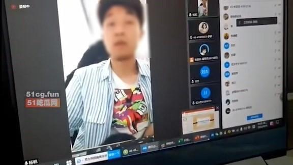 男子進行線上口試，但下面的「人頭」卻做出猥褻動作。（翻自《51吃瓜網》）
