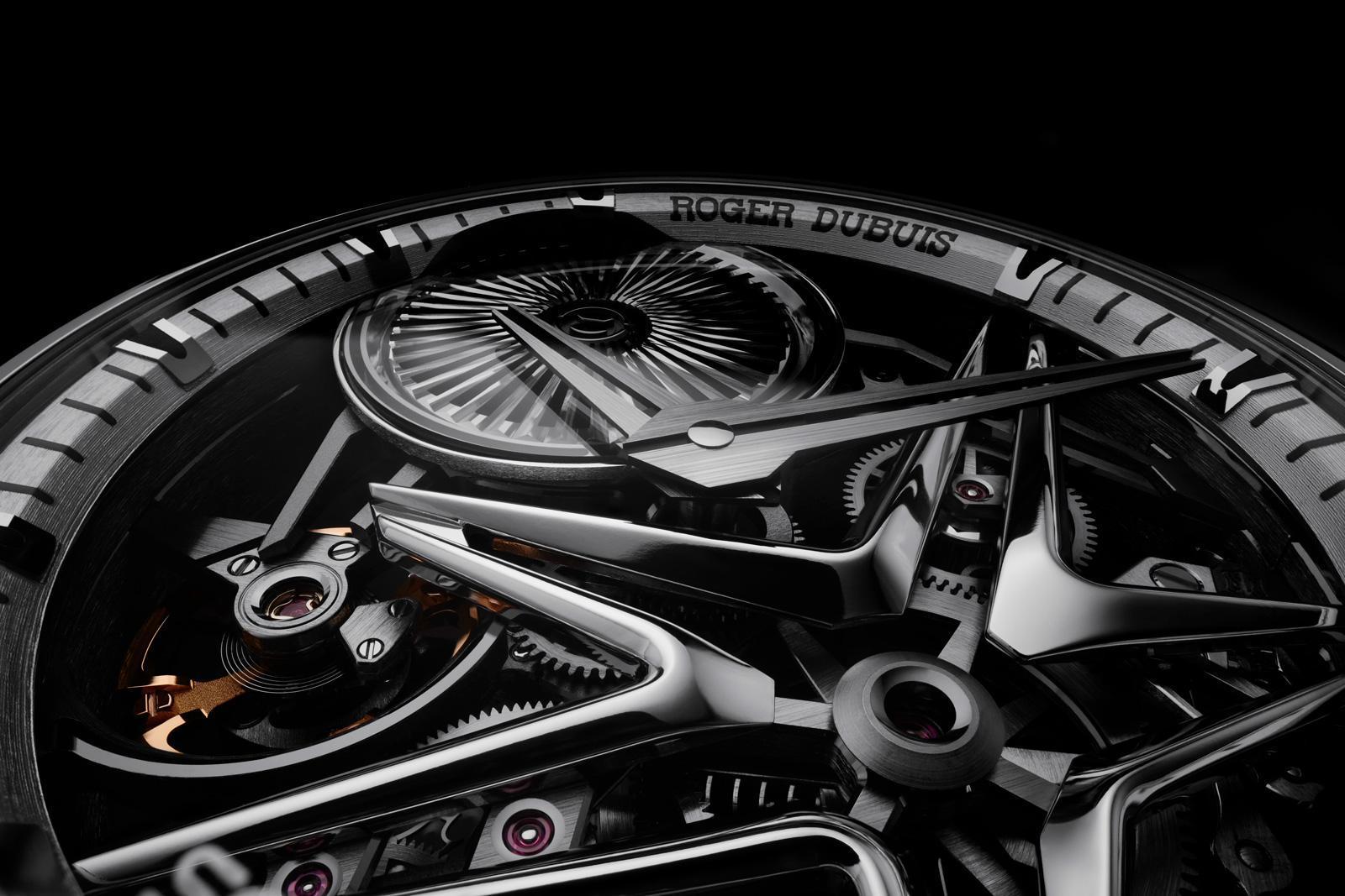 ROGER DUBUIS 羅杰杜彼「空山基」限量錶，鏤空機芯的五芒星錶橋，以立體雕塑形式呈現，以獨特工序達到曲線鏡面拋光的閃亮效果。
