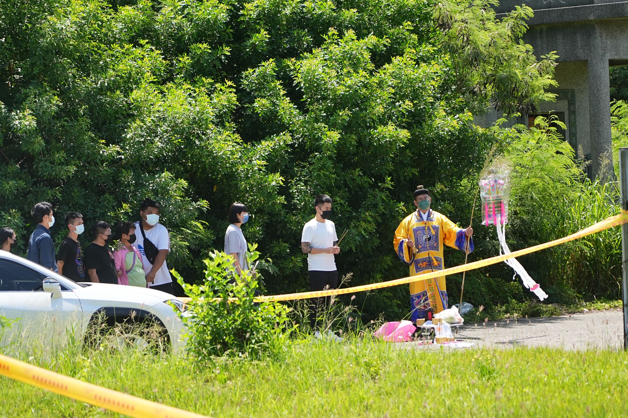 台南昨日發生驚人割喉殺警案，今殉職員警家屬返回命案現場招魂。