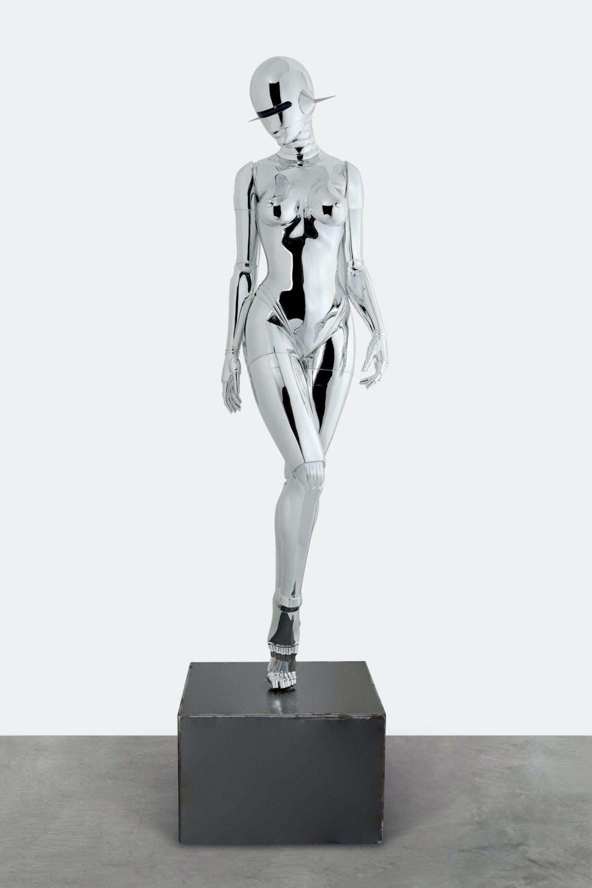 日本藝術家空山基（Hajime Sorayama）著名雕塑作品「Sexy Robot_walking in the space」。（Sotheby’s提供）