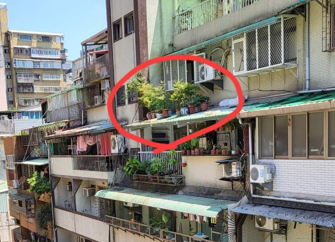 網友曝光6樓鄰居擺放一堆盆栽在5樓的遮雨棚上方的照片，大嘆「比人命值錢的盆栽」。（翻攝爆料公社）