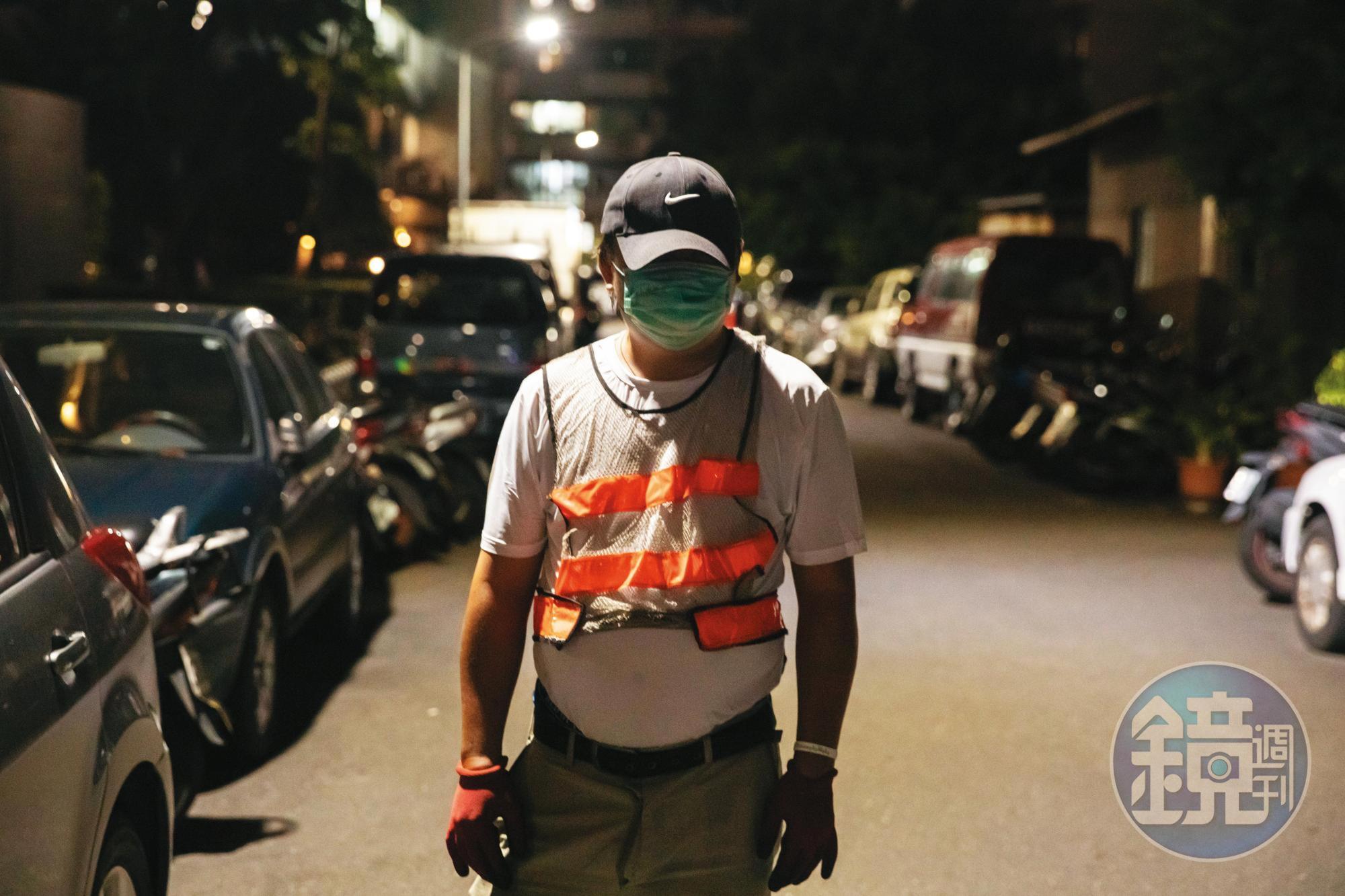 受疫情影響,舉牌工武德工作銳減,每月要繳2,850元的機車貸款也成為負擔。