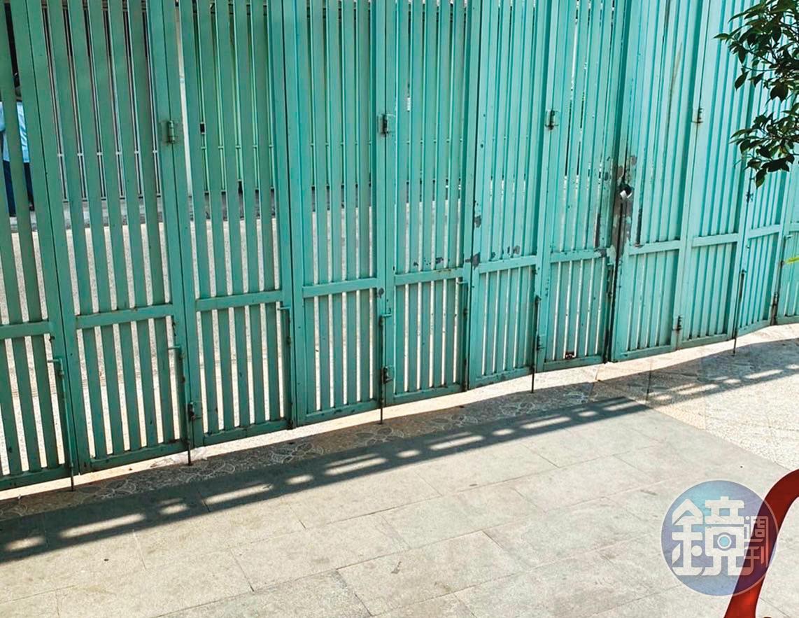 楊維斌偷偷拍攝的宿舍外牆,鐵門深鎖,高達2層樓。(楊維斌提供)