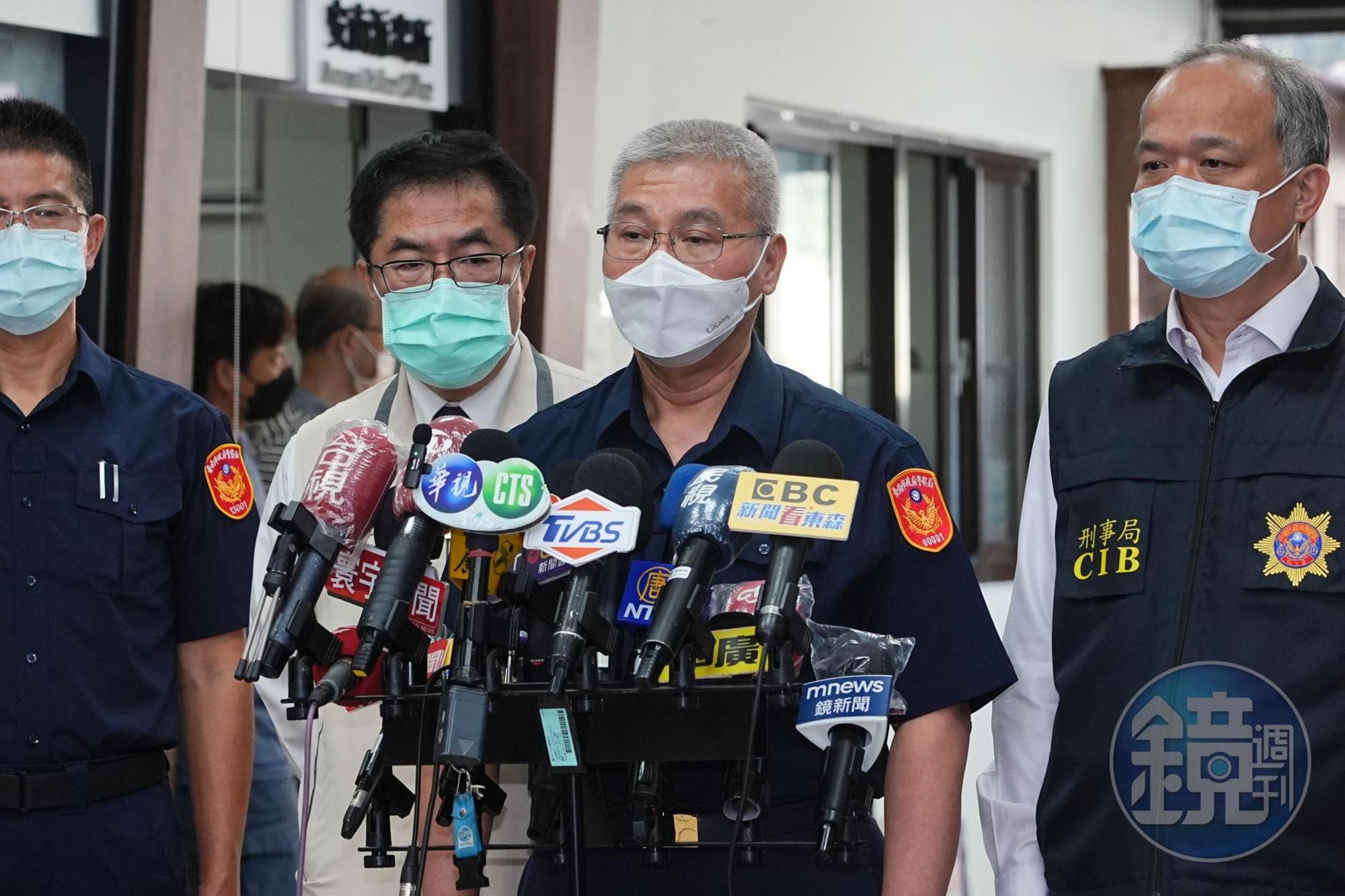 台南市警察局舉行殺警案記者會,局長方仰寧敘述案發經過。